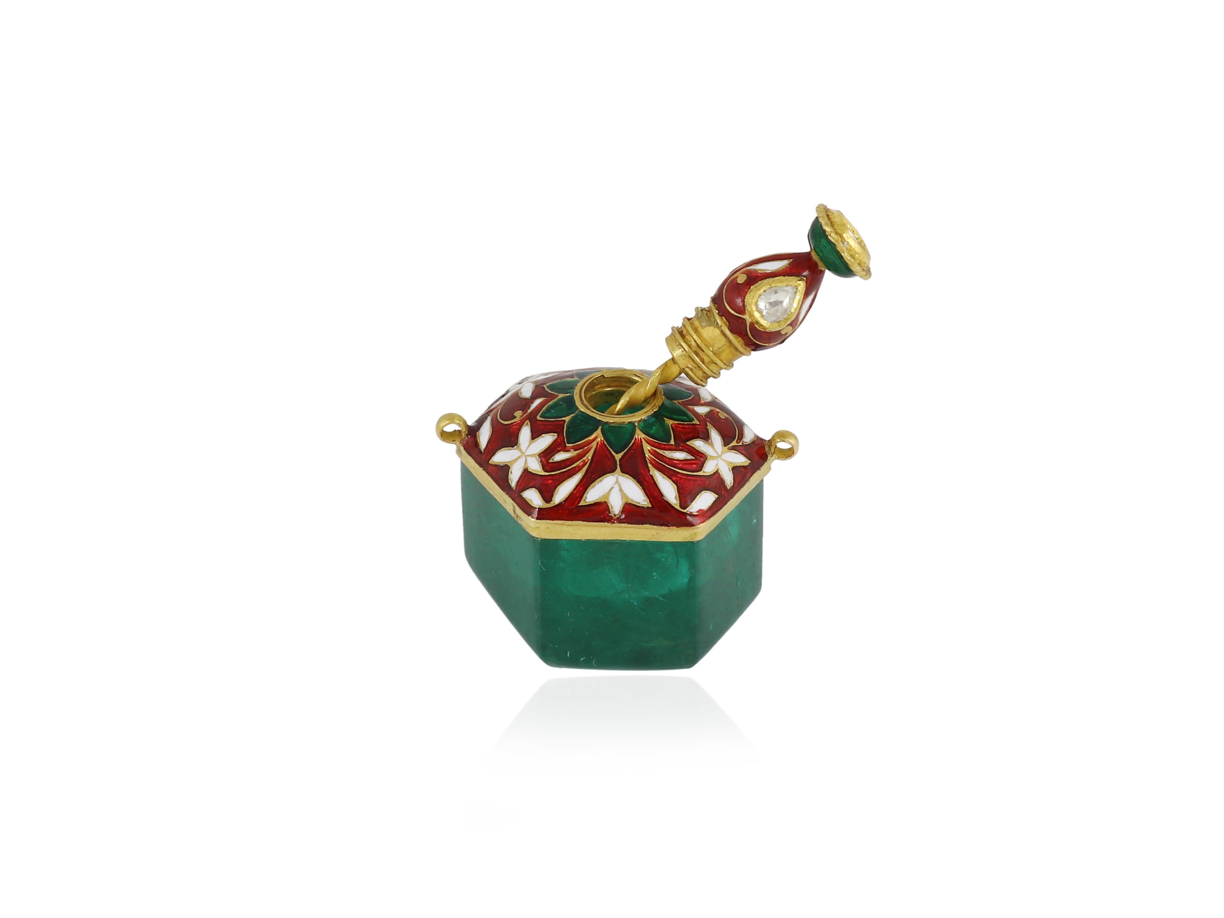 Un flacon de parfum moghol en or 22 carats avec charnières pour le pendentif en vente 1