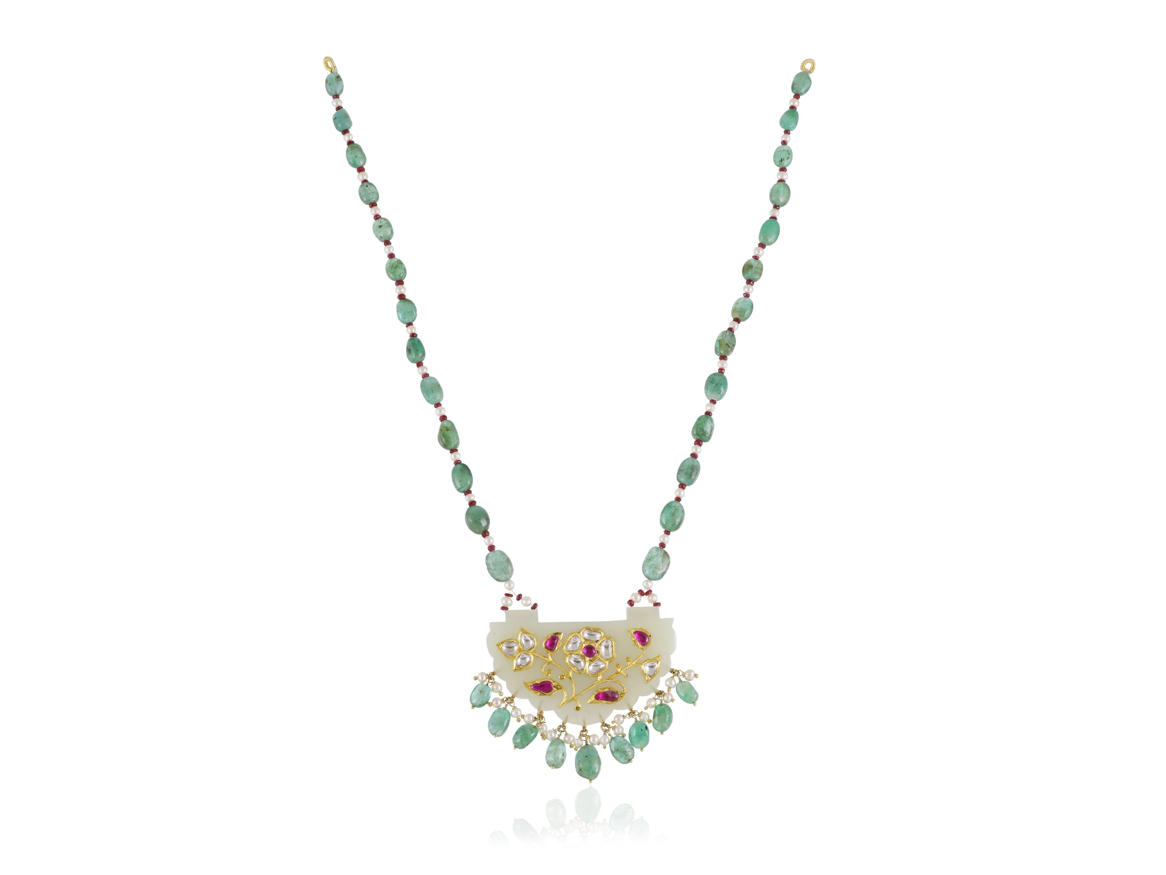 Grezzo Pendente Mughal in giada indiana con gemme e intarsi in oro, diamanti, rubini e smeraldi in vendita