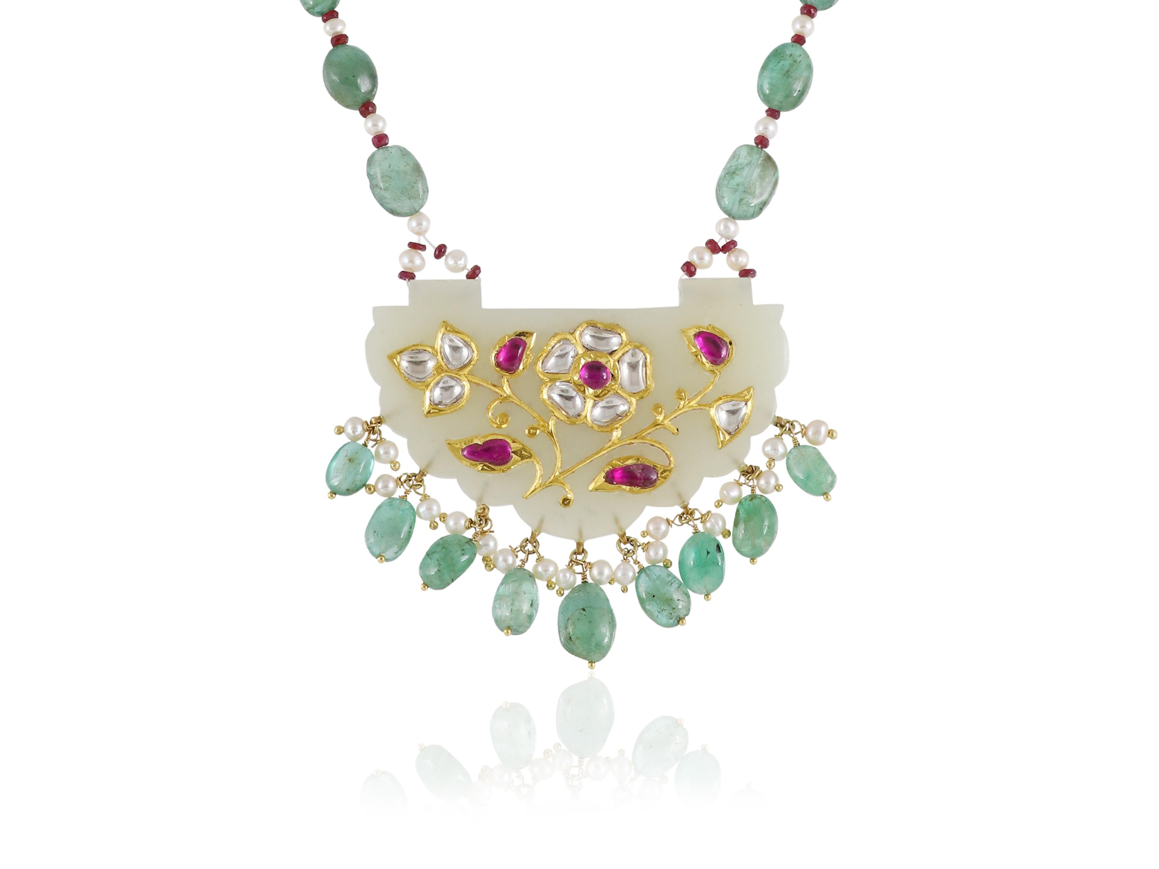 Pendente Mughal in giada indiana con gemme e intarsi in oro, diamanti, rubini e smeraldi In condizioni Nuovo in vendita a Bangkok,, TH