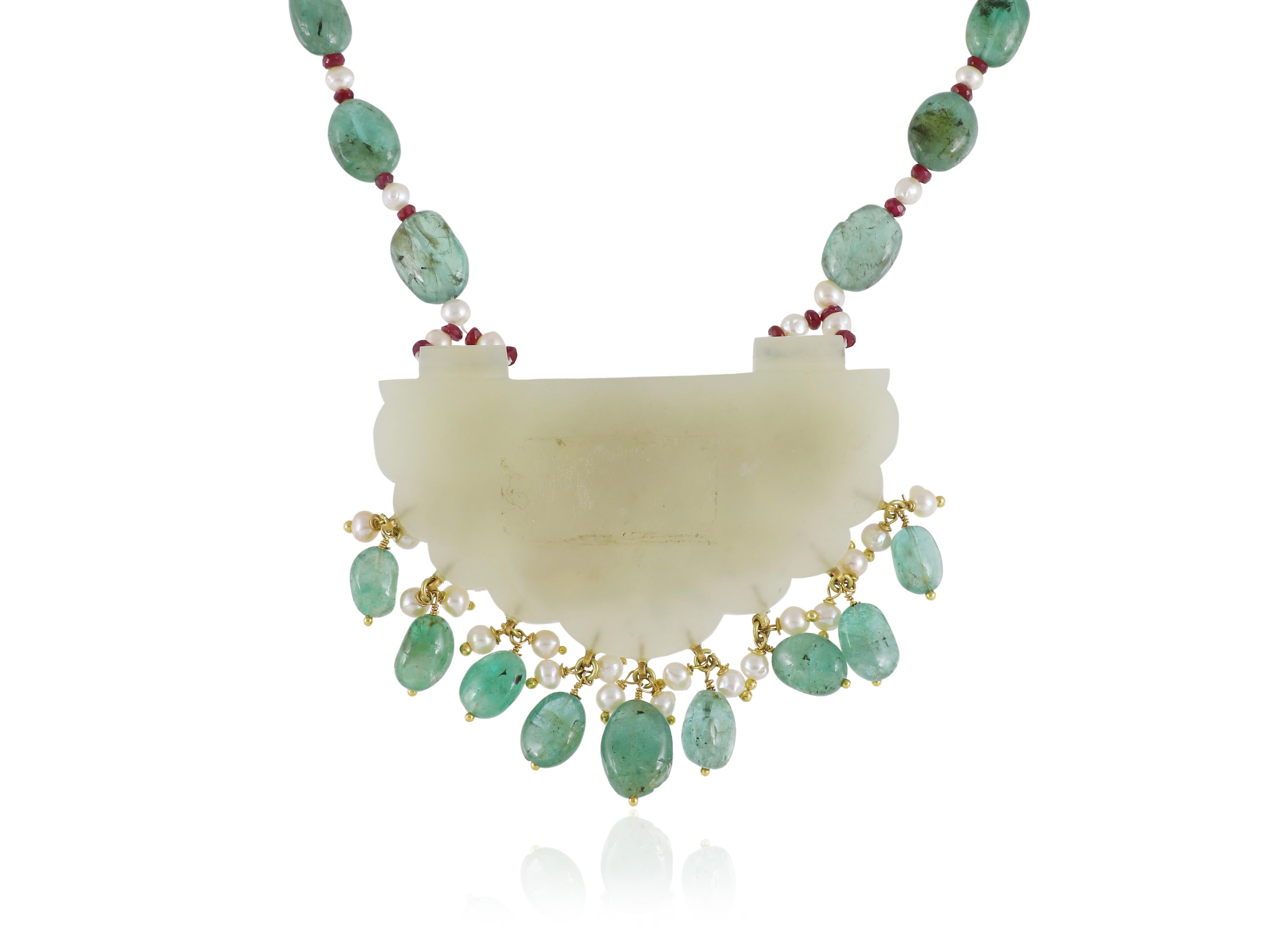 Donna Pendente Mughal in giada indiana con gemme e intarsi in oro, diamanti, rubini e smeraldi in vendita