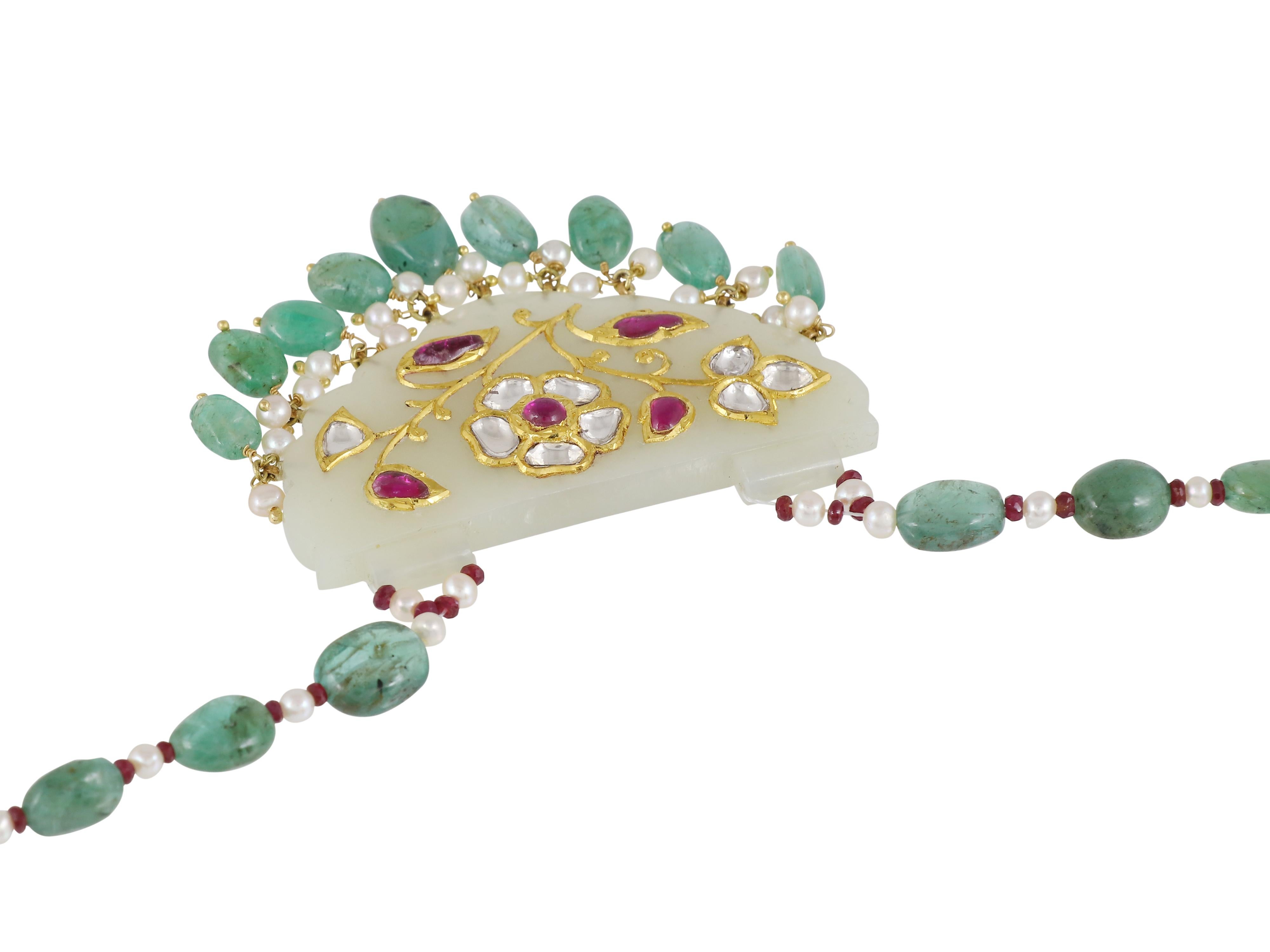 Pendente Mughal in giada indiana con gemme e intarsi in oro, diamanti, rubini e smeraldi in vendita 2