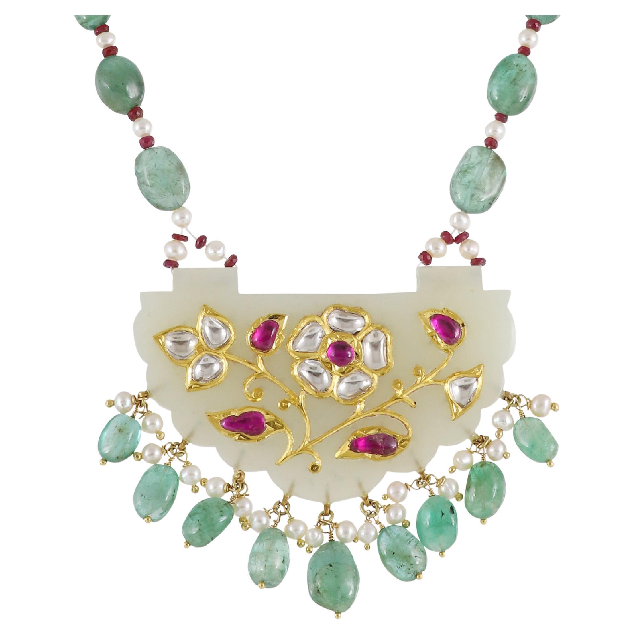 Pendente Mughal in giada indiana con gemme e intarsi in oro, diamanti, rubini e smeraldi