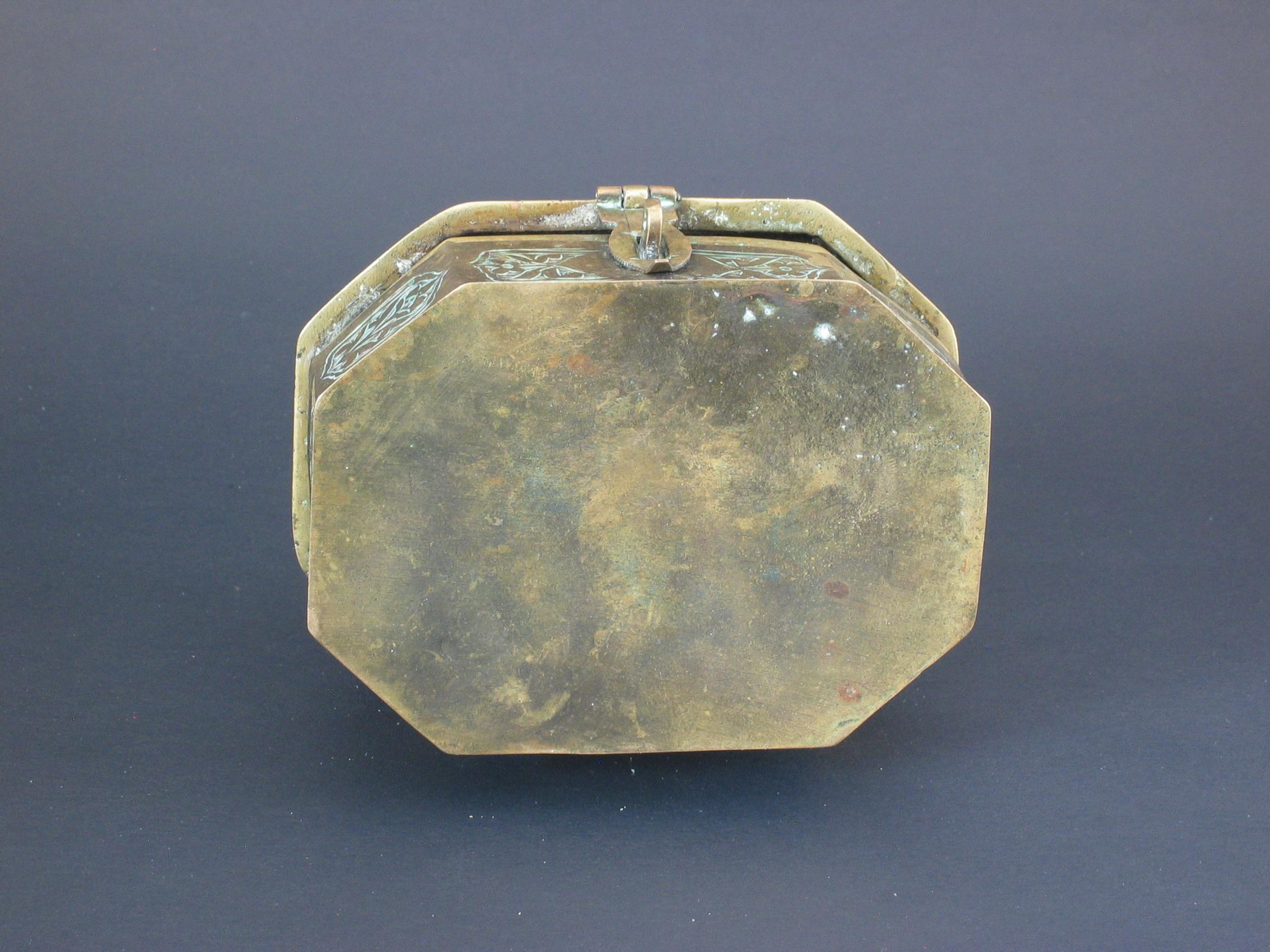 Caja mogol india de latón grabado Betel Pandan siglo XVIII en venta