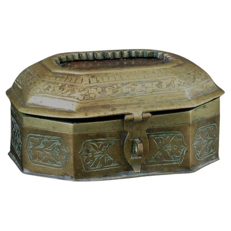 Caja mogol india de latón grabado Betel Pandan en venta