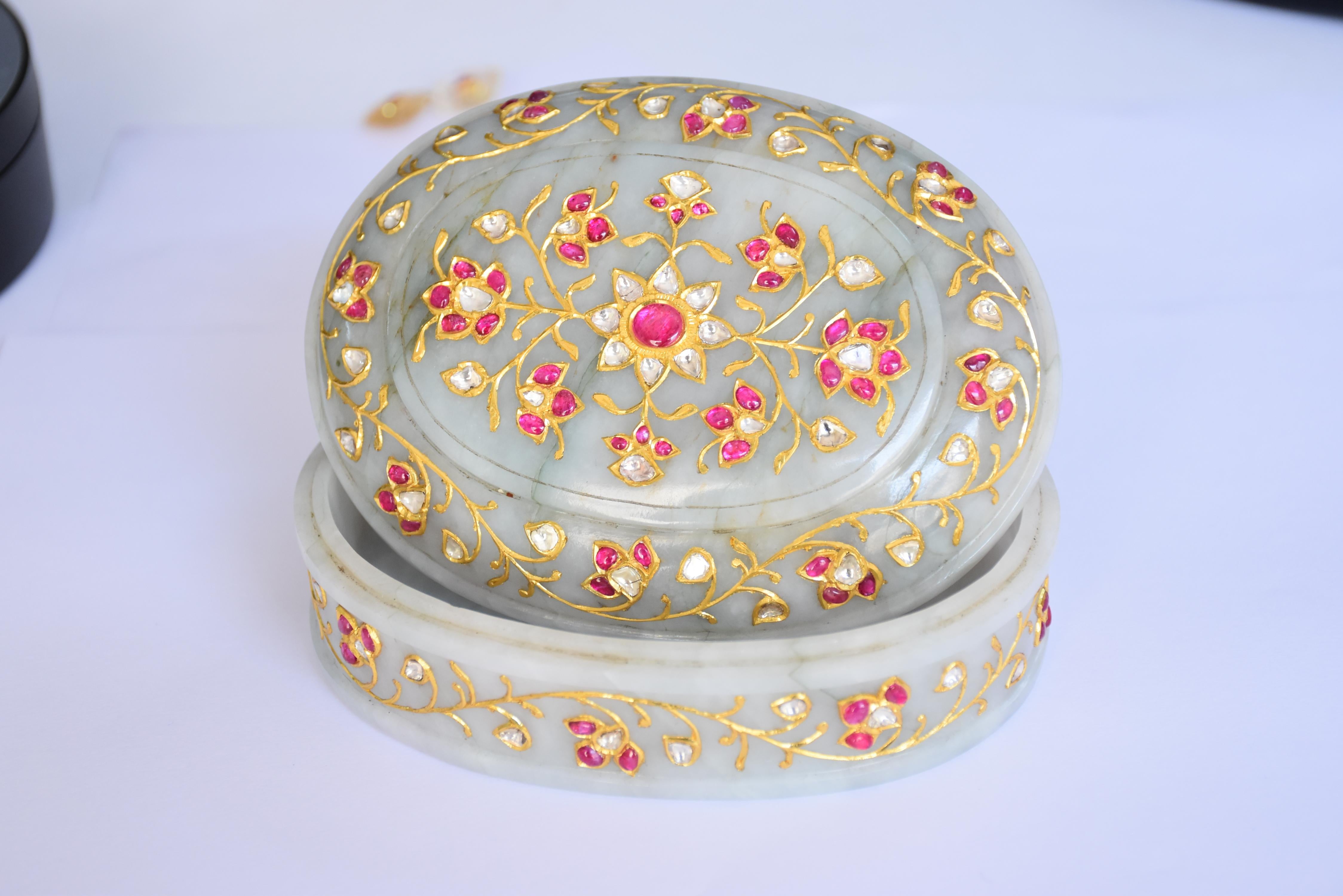 Caja mogol de jade tachonada de oro, rubíes y diamantes Polki 5