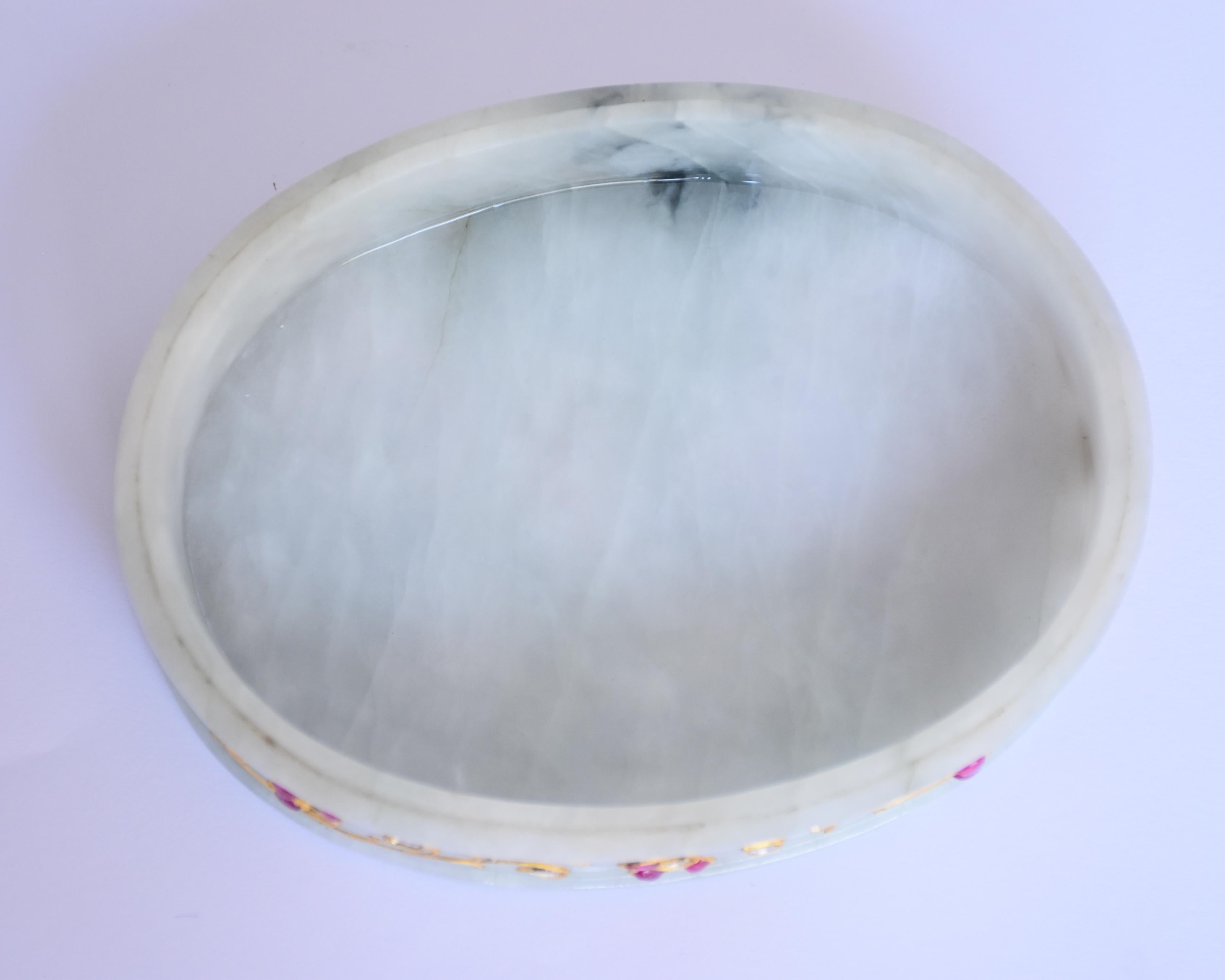 Caja mogol de jade tachonada de oro, rubíes y diamantes Polki Sin cortar