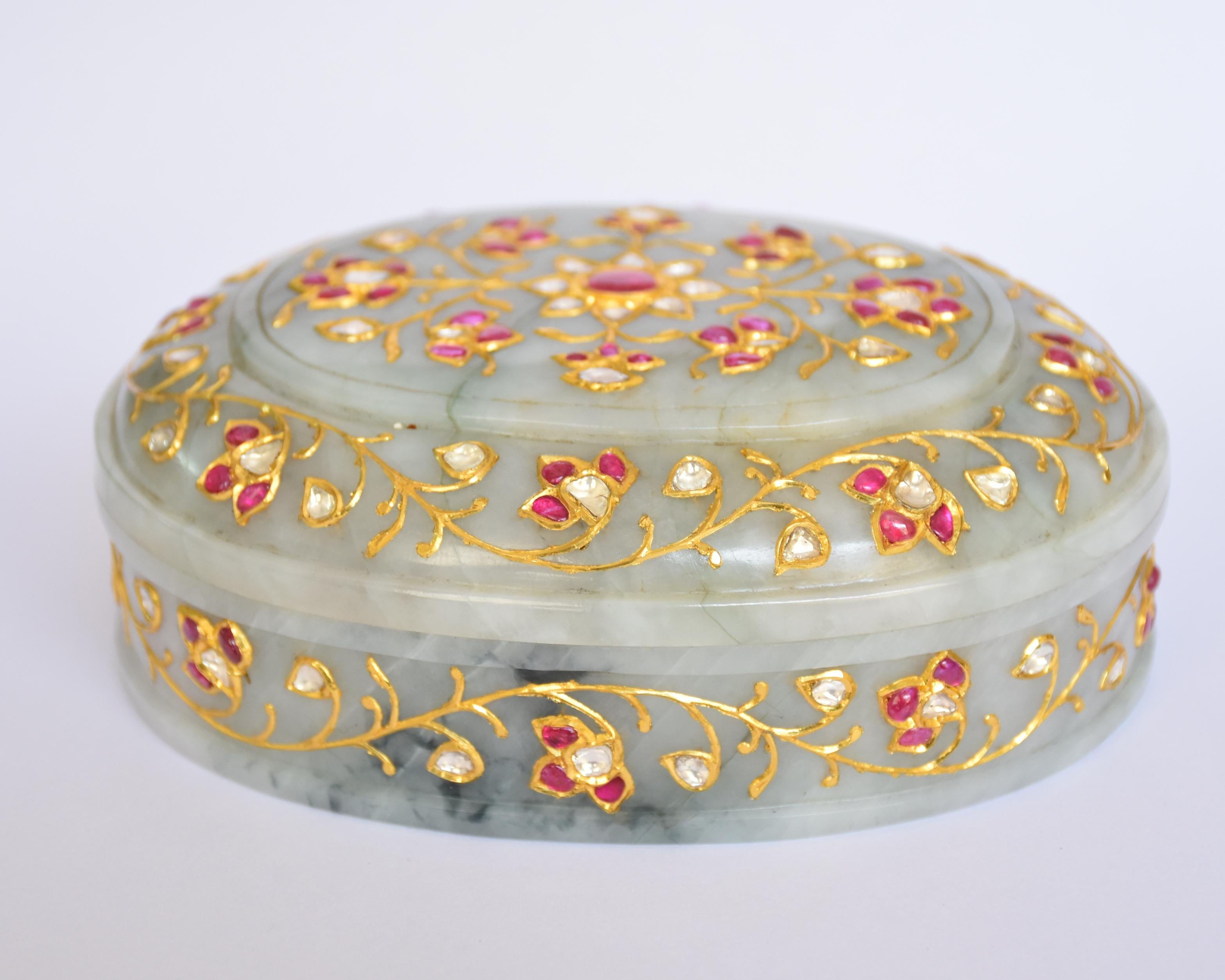 Caja mogol de jade tachonada de oro, rubíes y diamantes Polki 1