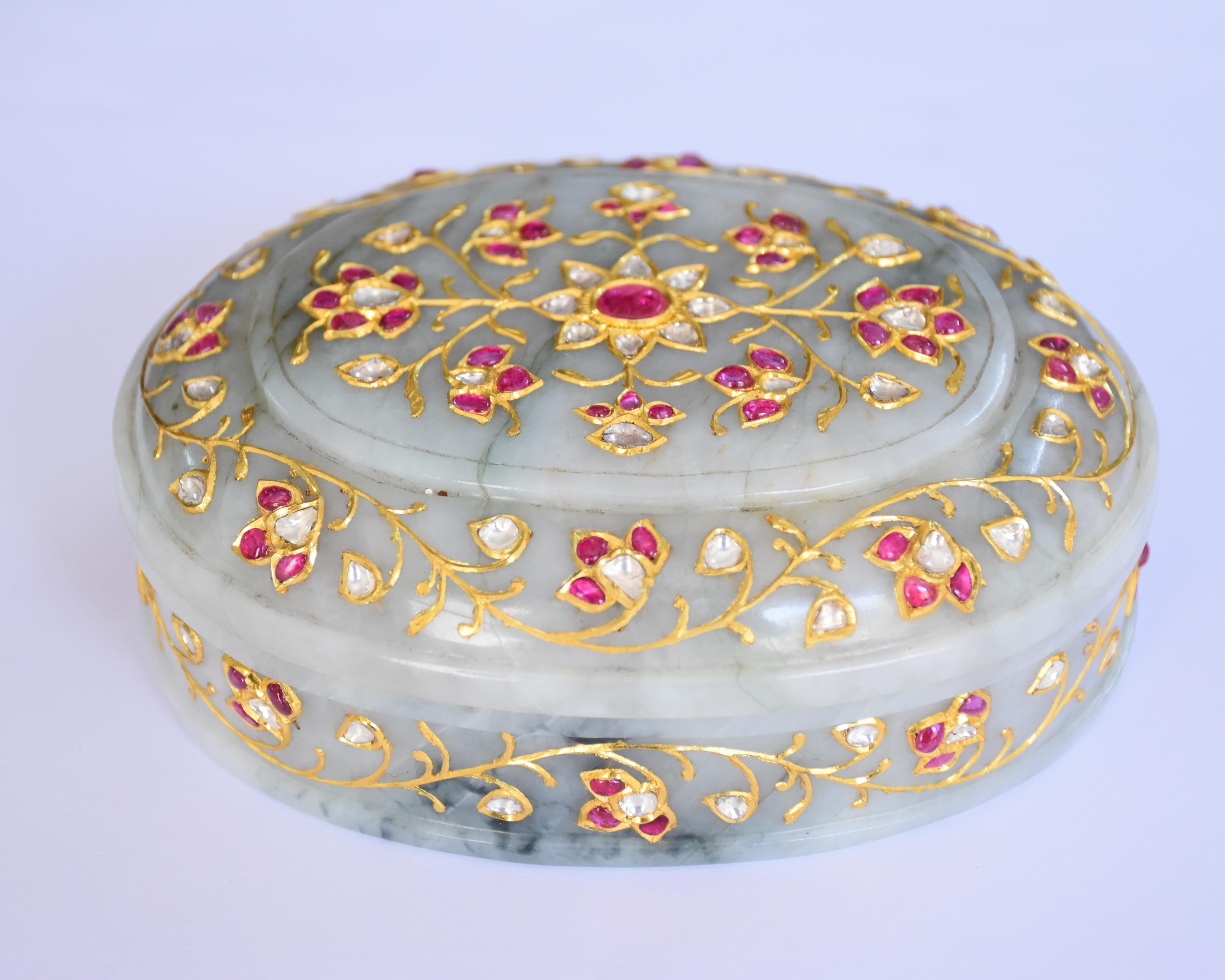 Caja mogol de jade tachonada de oro, rubíes y diamantes Polki 3