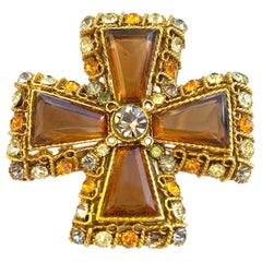 Broche "Croix de Malte" en pâte multicolore et dorée, Coro, États-Unis, années 1950.
