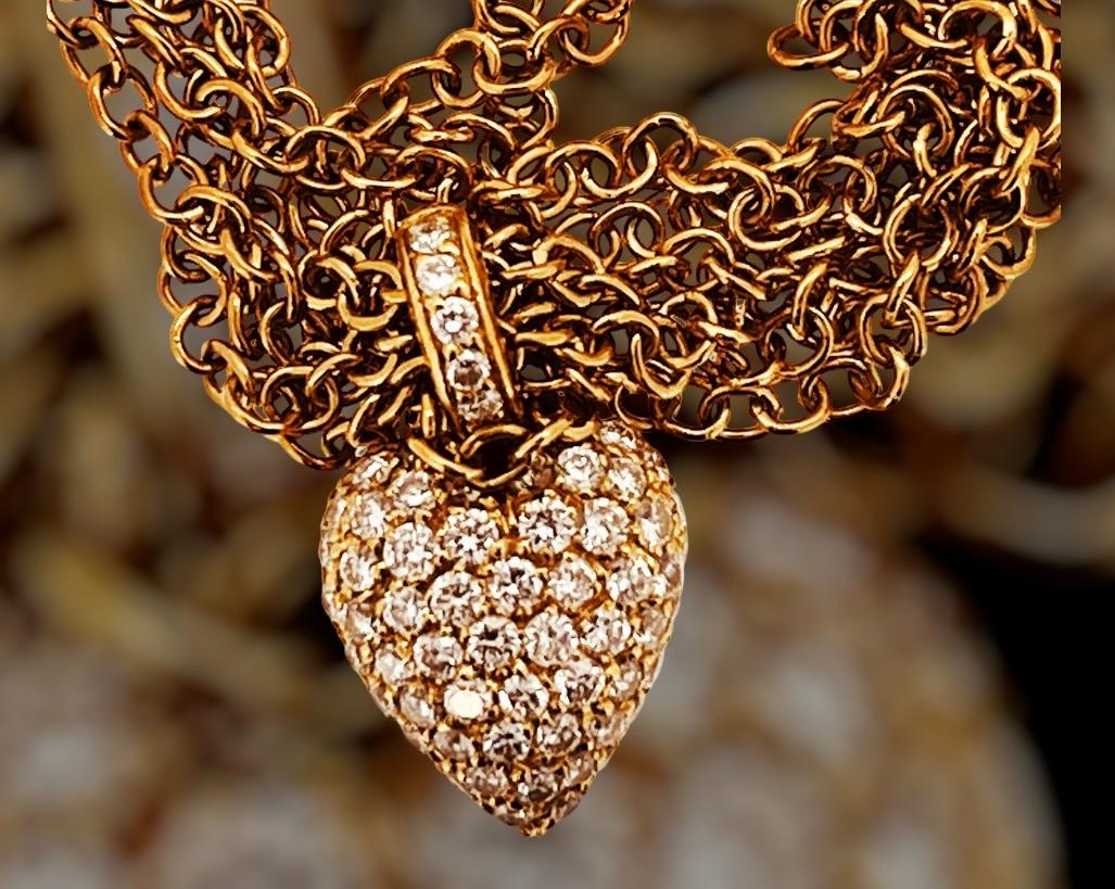 Ein mehrstrangiges Armband aus 18 Karat Gold mit 1,3 Karat Diamanten in Pavé-Herz und 18 cm Länge (Rundschliff) im Angebot