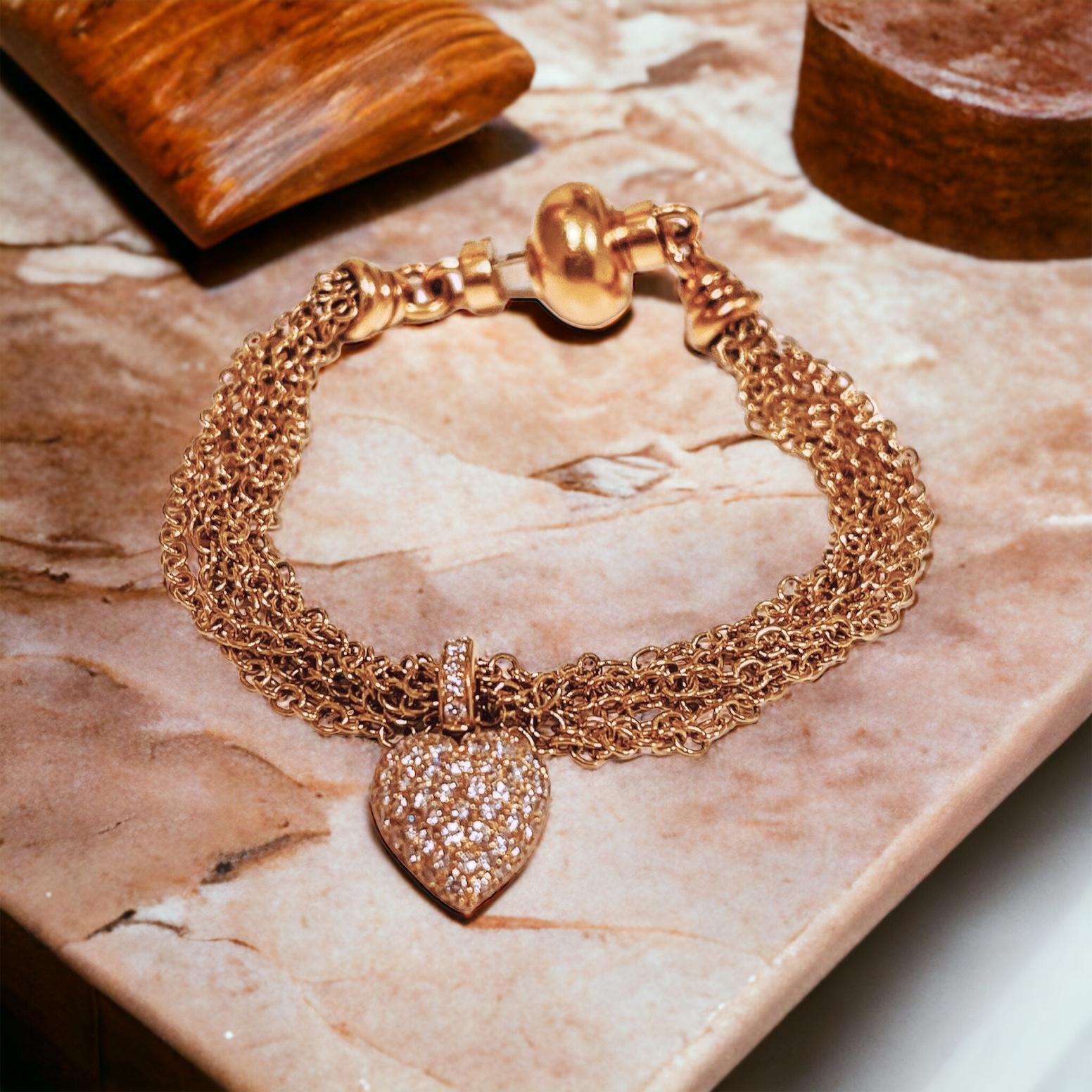 Ein mehrstrangiges Armband aus 18 Karat Gold mit 1,3 Karat Diamanten in Pavé-Herz und 18 cm Länge Damen im Angebot