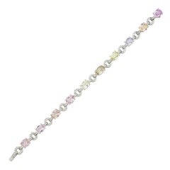 Un braccialetto con zaffiri multicolori e diamanti