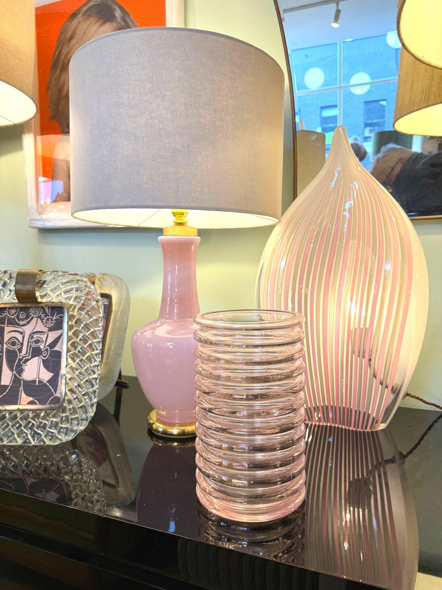 Mid-Century moderno Vaso a coste rosa in vetro di Murano 
