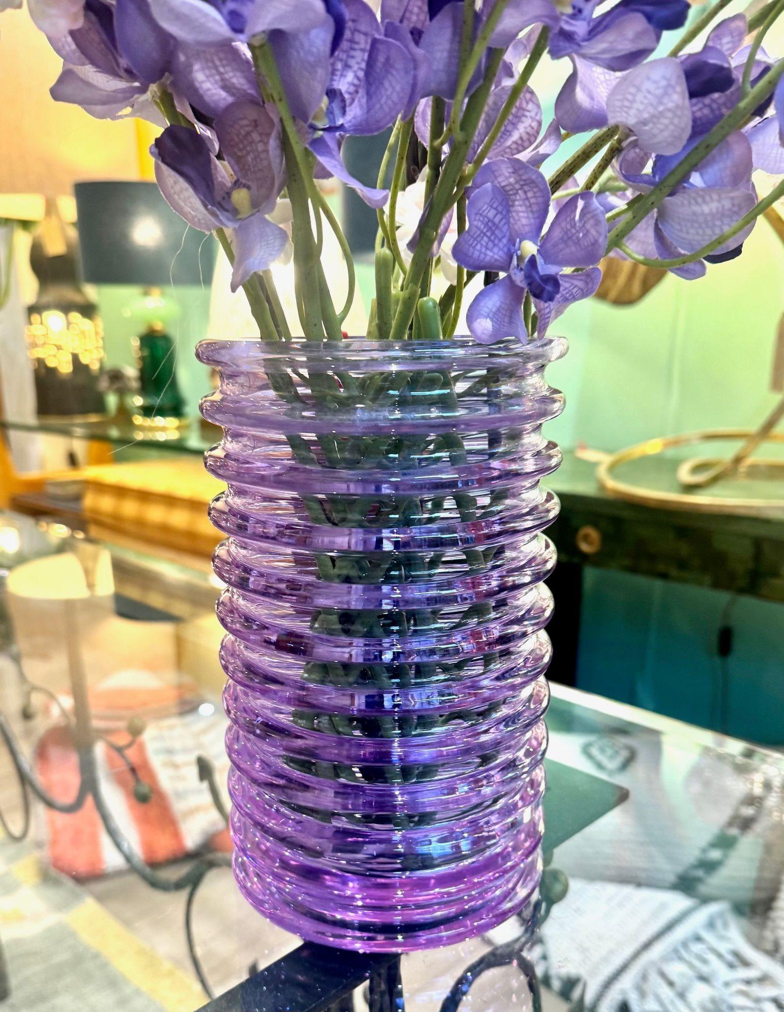 Vase strié violet en verre de Murano 