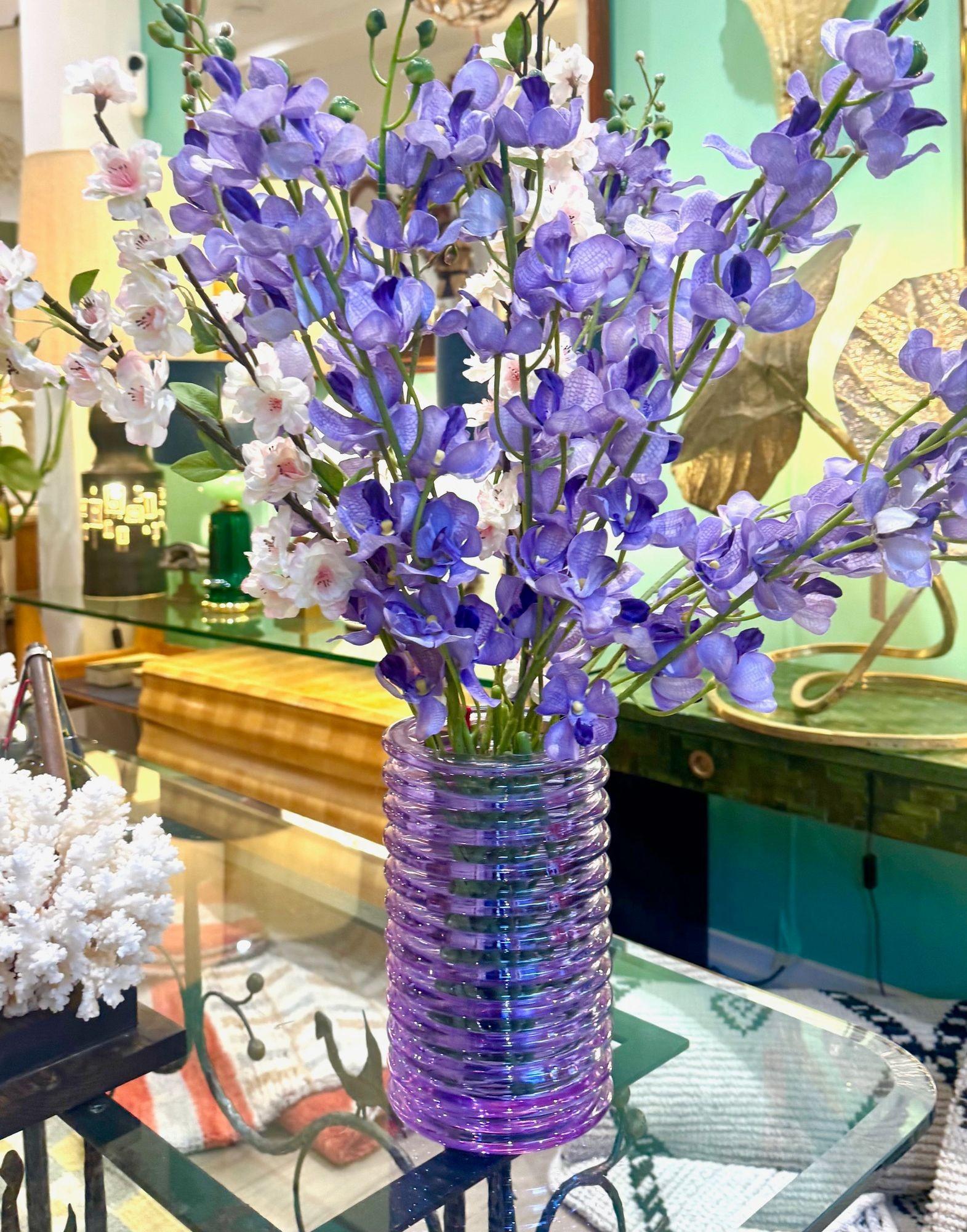 Mid-Century Modern Vase strié violet en verre de Murano 