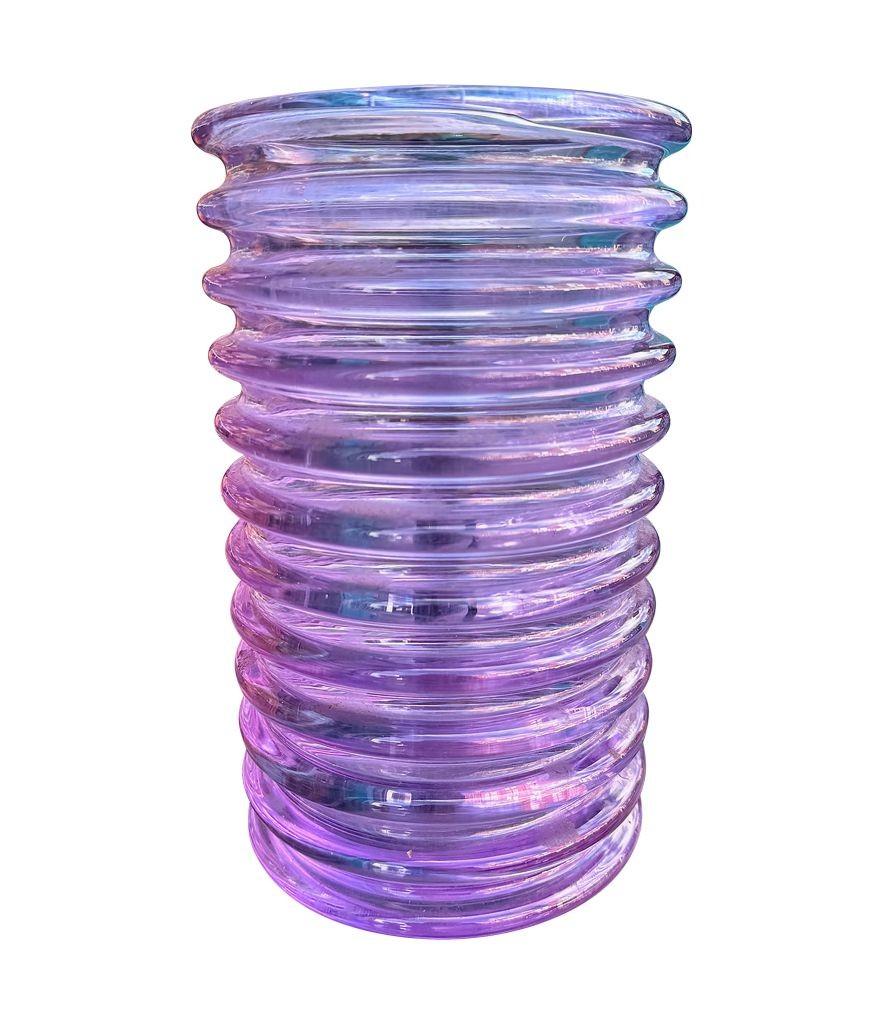 Fin du 20e siècle Vase strié violet en verre de Murano 