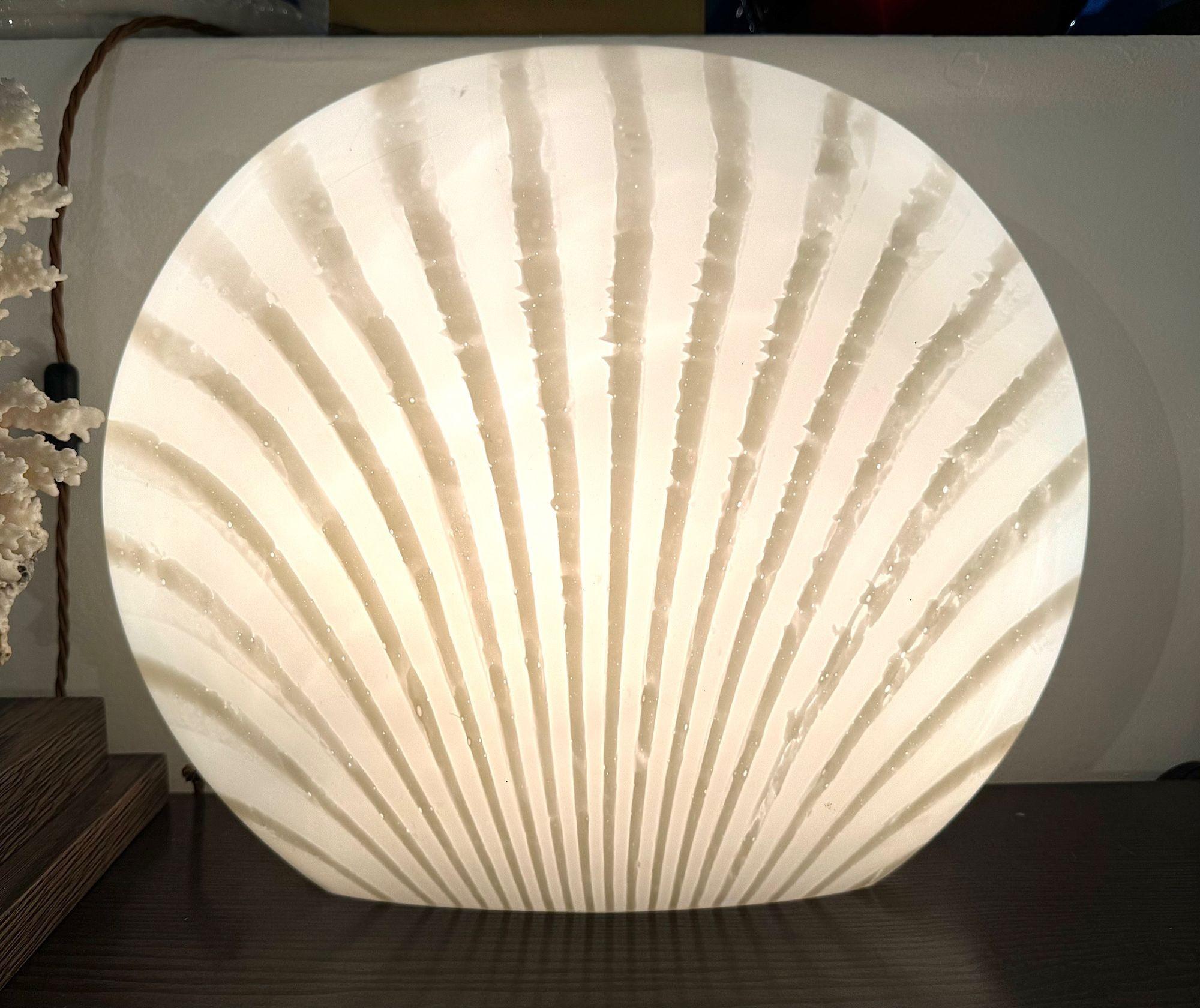 A Murano glass shell lamp by Peill and Putzler In Good Condition In London, GB