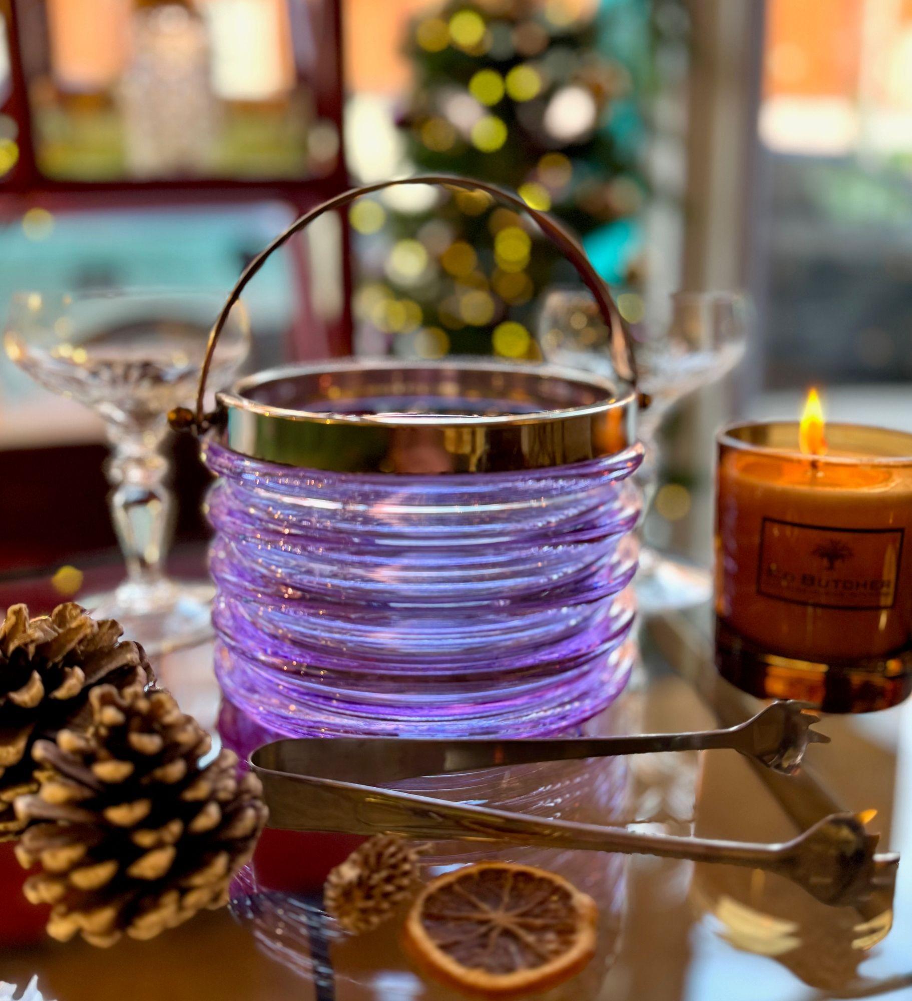 Un secchiello per il ghiaccio in vetro viola di Murano 