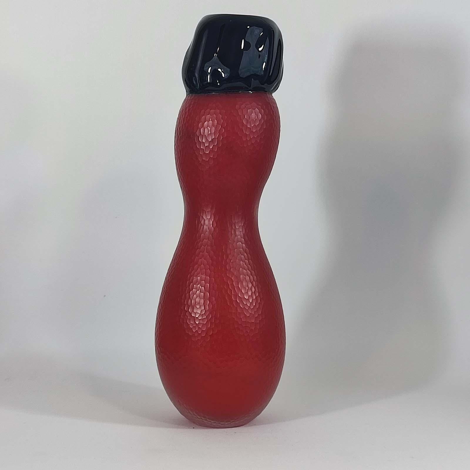 Unique Murano Art Glass Vase by Eckard Schichtel, 2000
Striking double-curved red glass body, finished in the battuto (hammered) technique. The top features ribbed black glass applied via incalmo, creating a bold contrast in texture and