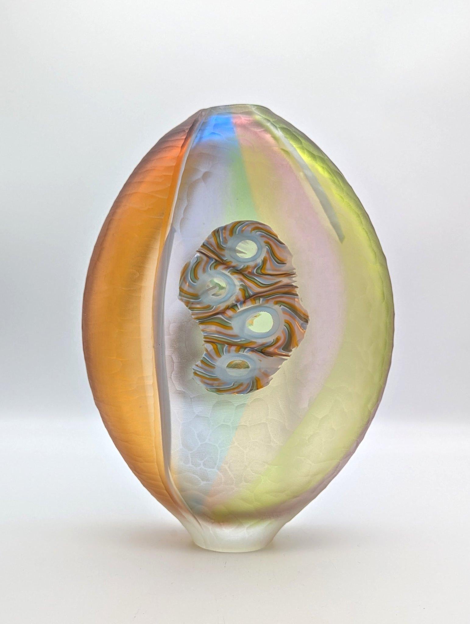 Un simpatico vaso in vetro di Murano con murrine, realizzato da Marco & Mattia Salvadore e dal loro team dello Studio Salvadore di Murano nel 2017 circa. Un mosaico di canne trasparenti e murrine, fuse e arrotolate sulla canna di vetro per