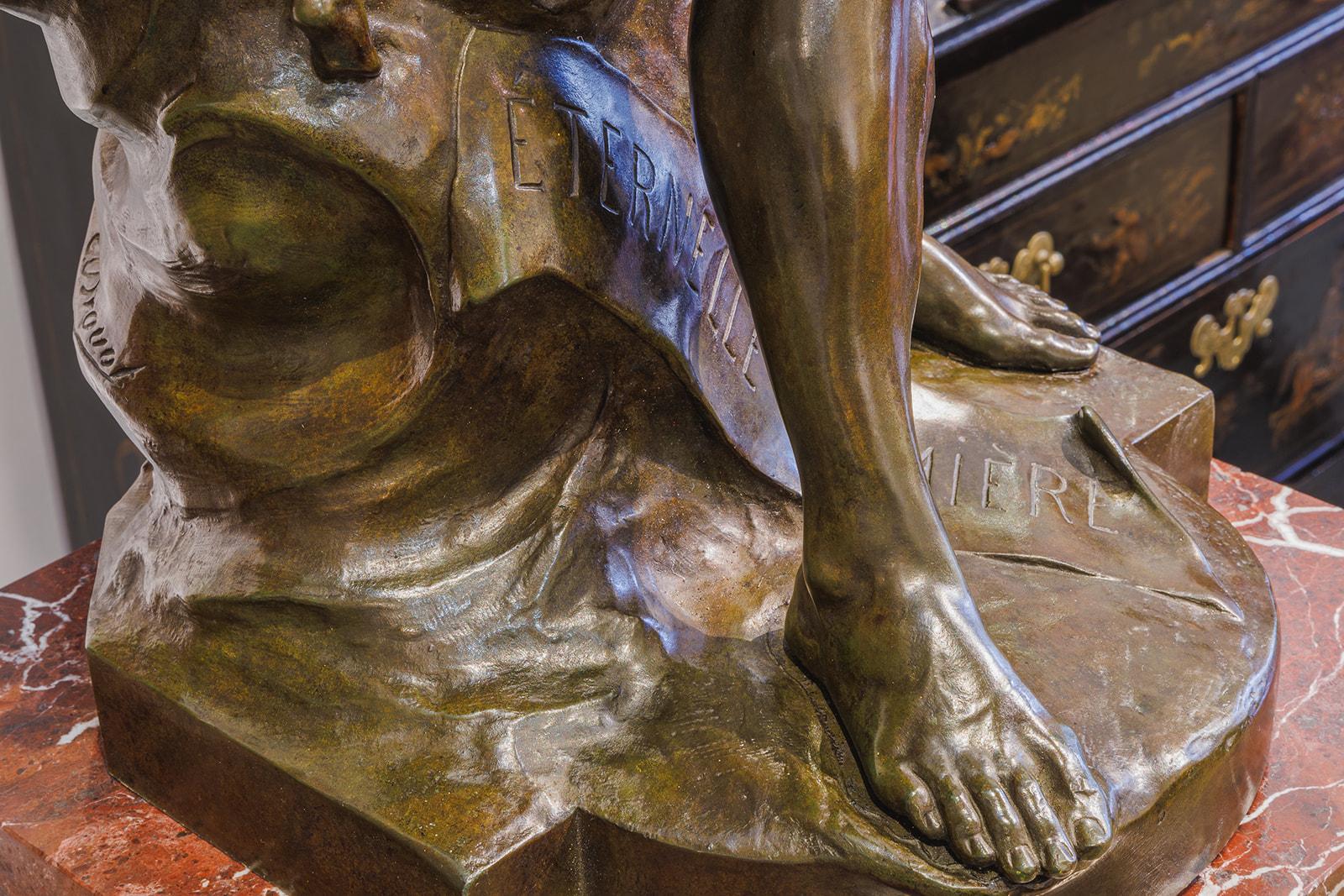 Français Une sculpture en bronze de qualité muséale intitulée Eternelle Lumière par E. Drouot en vente