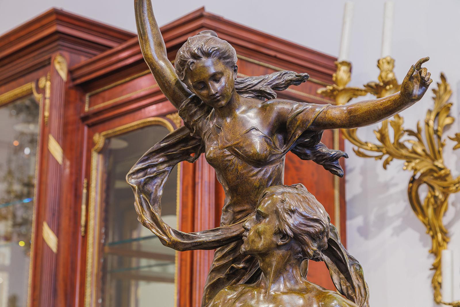Bronze Une sculpture en bronze de qualité muséale intitulée Eternelle Lumière par E. Drouot en vente