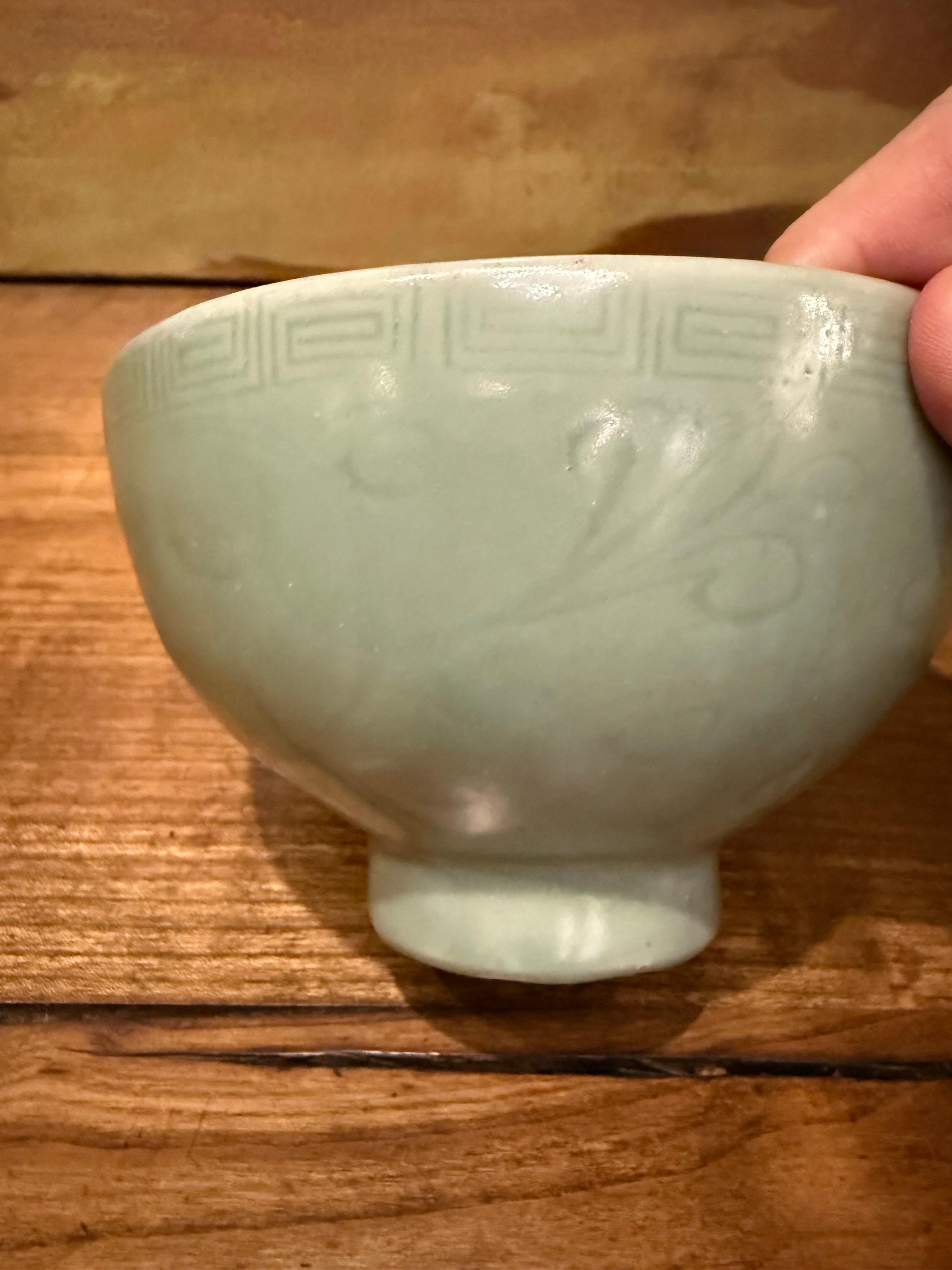 Bol en céladon chinois de qualité muséale, dynastie Yuan Yuan en vente 1