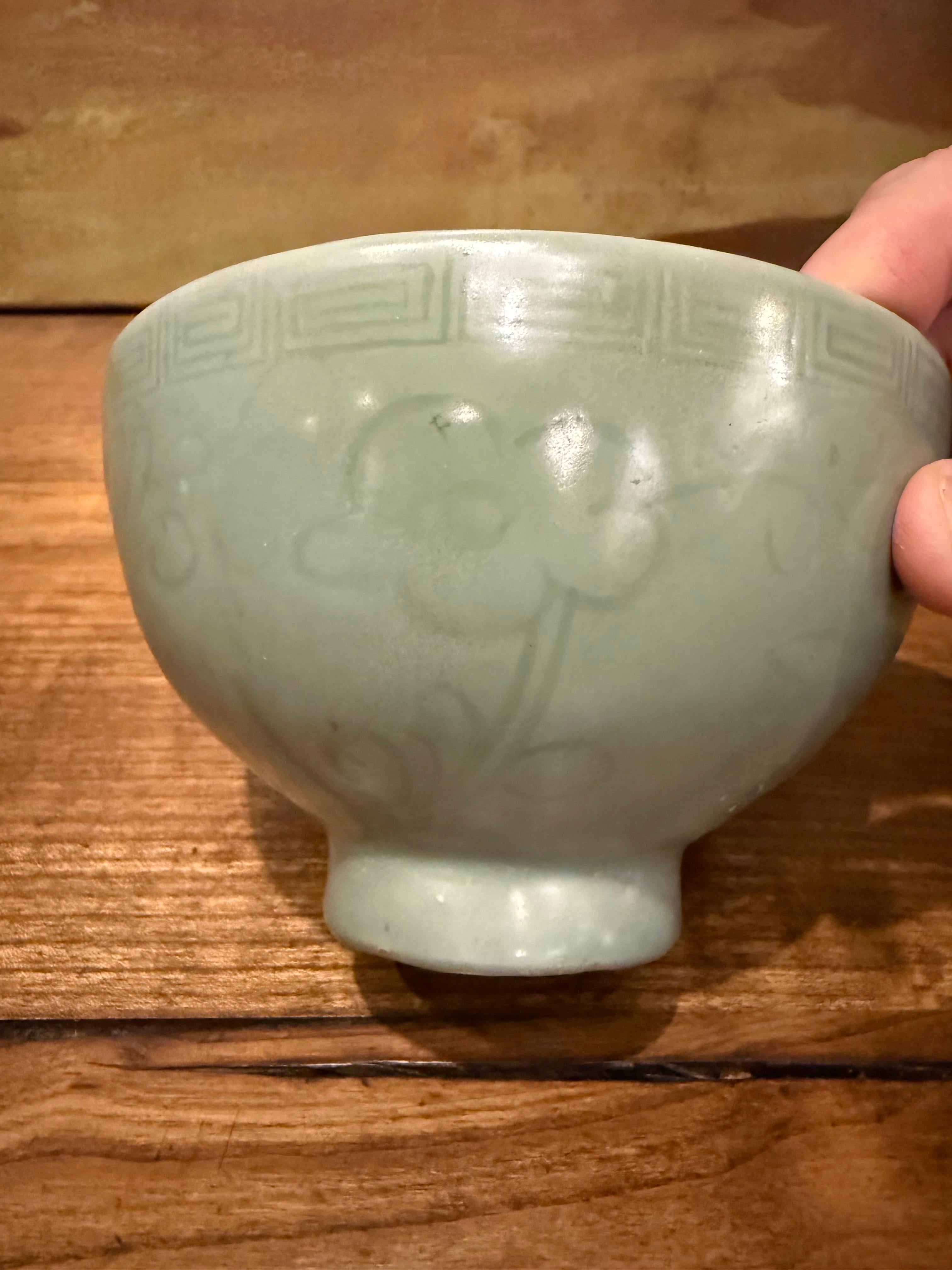 Bol en céladon chinois de qualité muséale, dynastie Yuan Yuan en vente 2