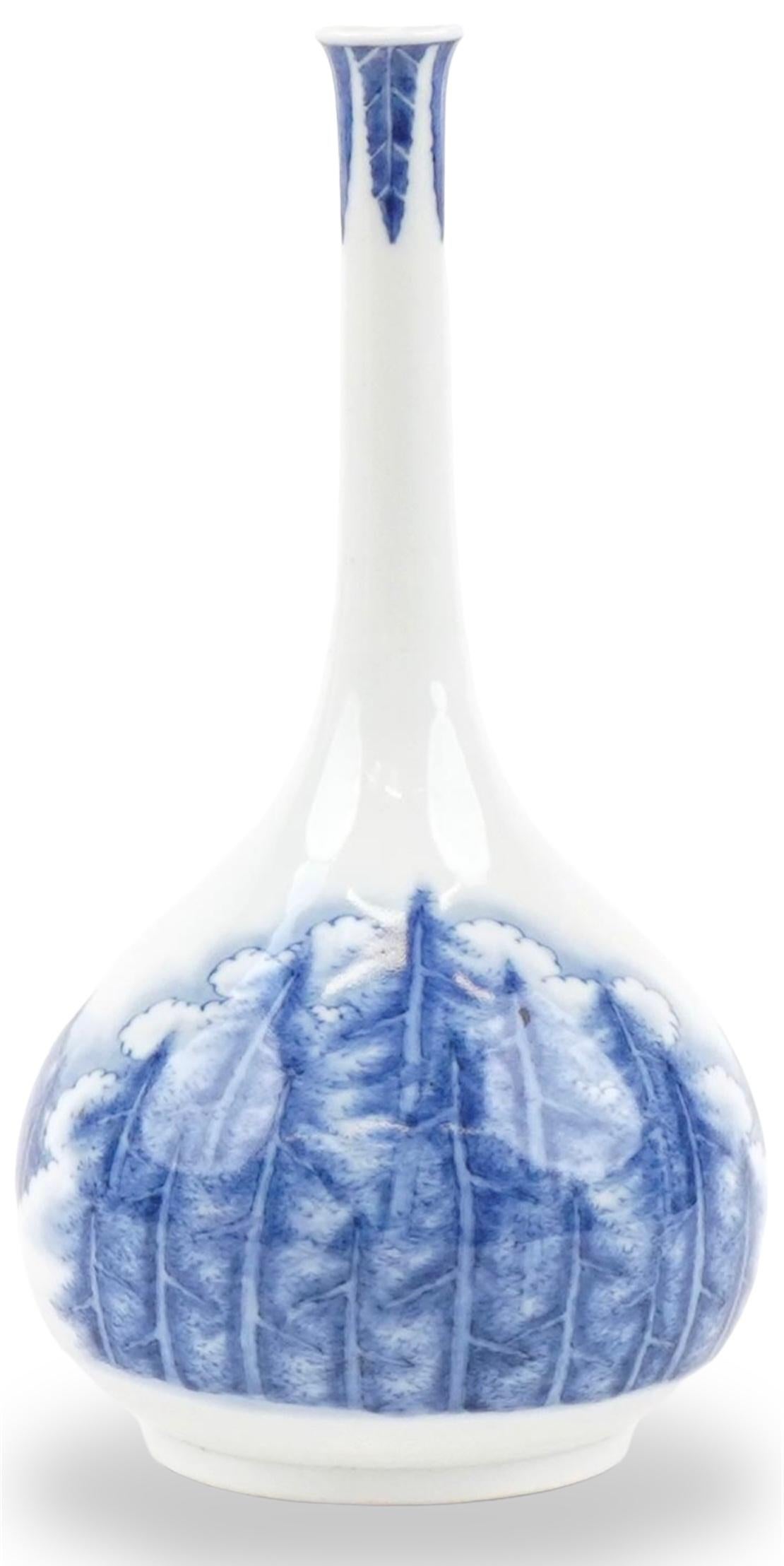 A Museum Quality Japanese Hirado bottle vase. Signed . Edo period For Sale 3
