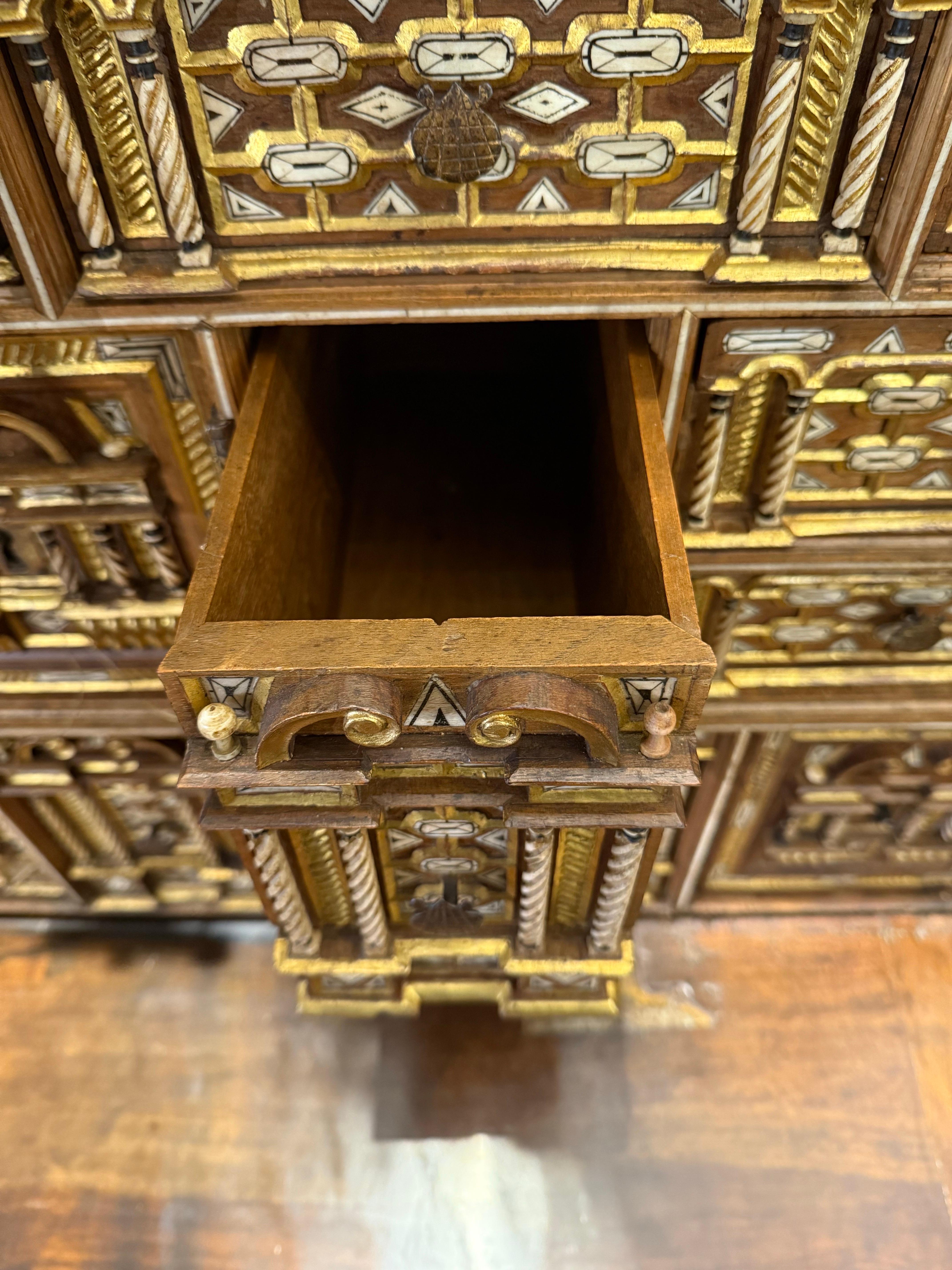 Vargueno in noce spagnolo di qualità museale, XIX secolo in vendita 5