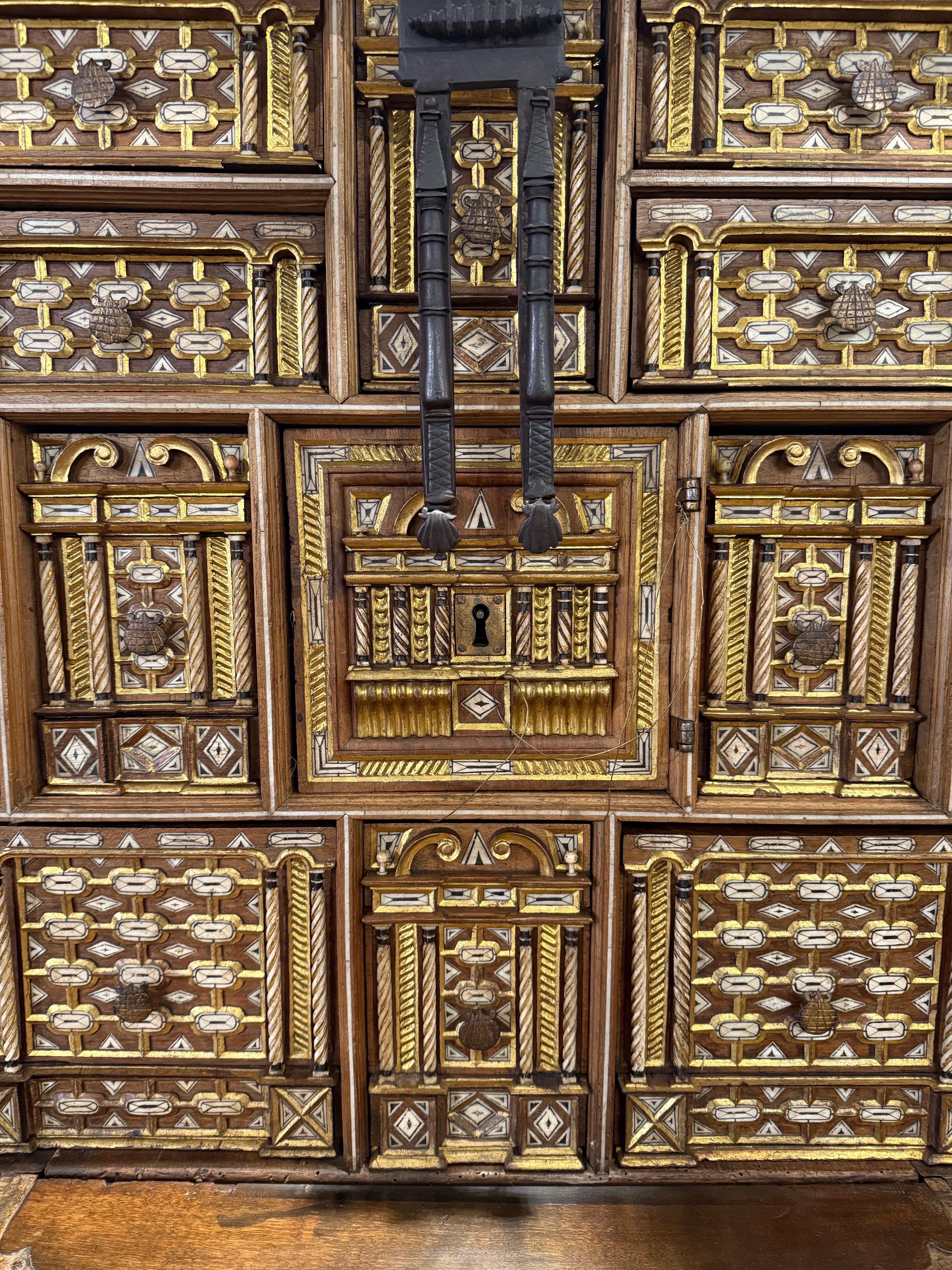 Vargueno in noce spagnolo di qualità museale, XIX secolo in vendita 1