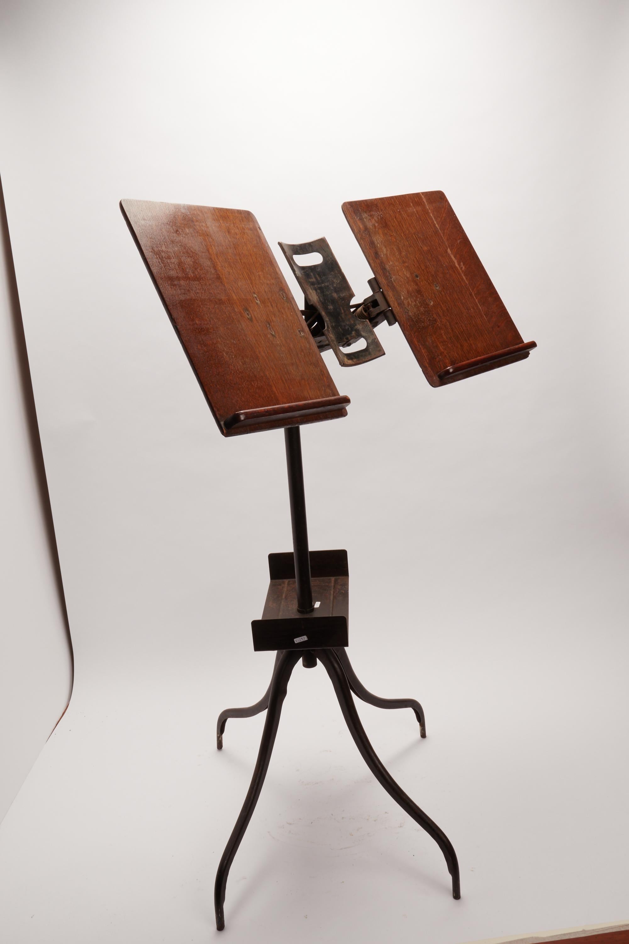 American A music score holder made out of oak wood, USA 1912. For Sale