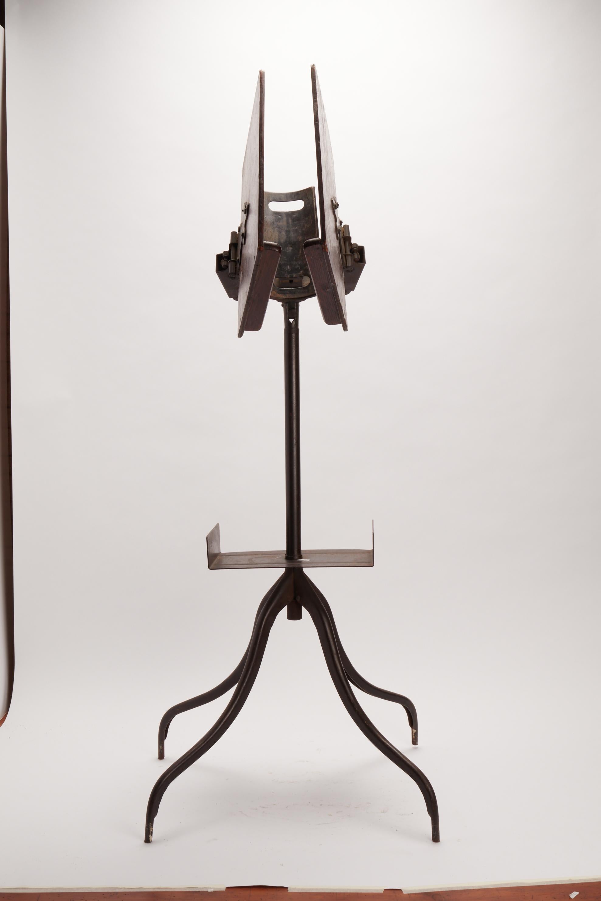 A music score holder made out of oak wood, USA 1912. In Good Condition For Sale In Milan, IT