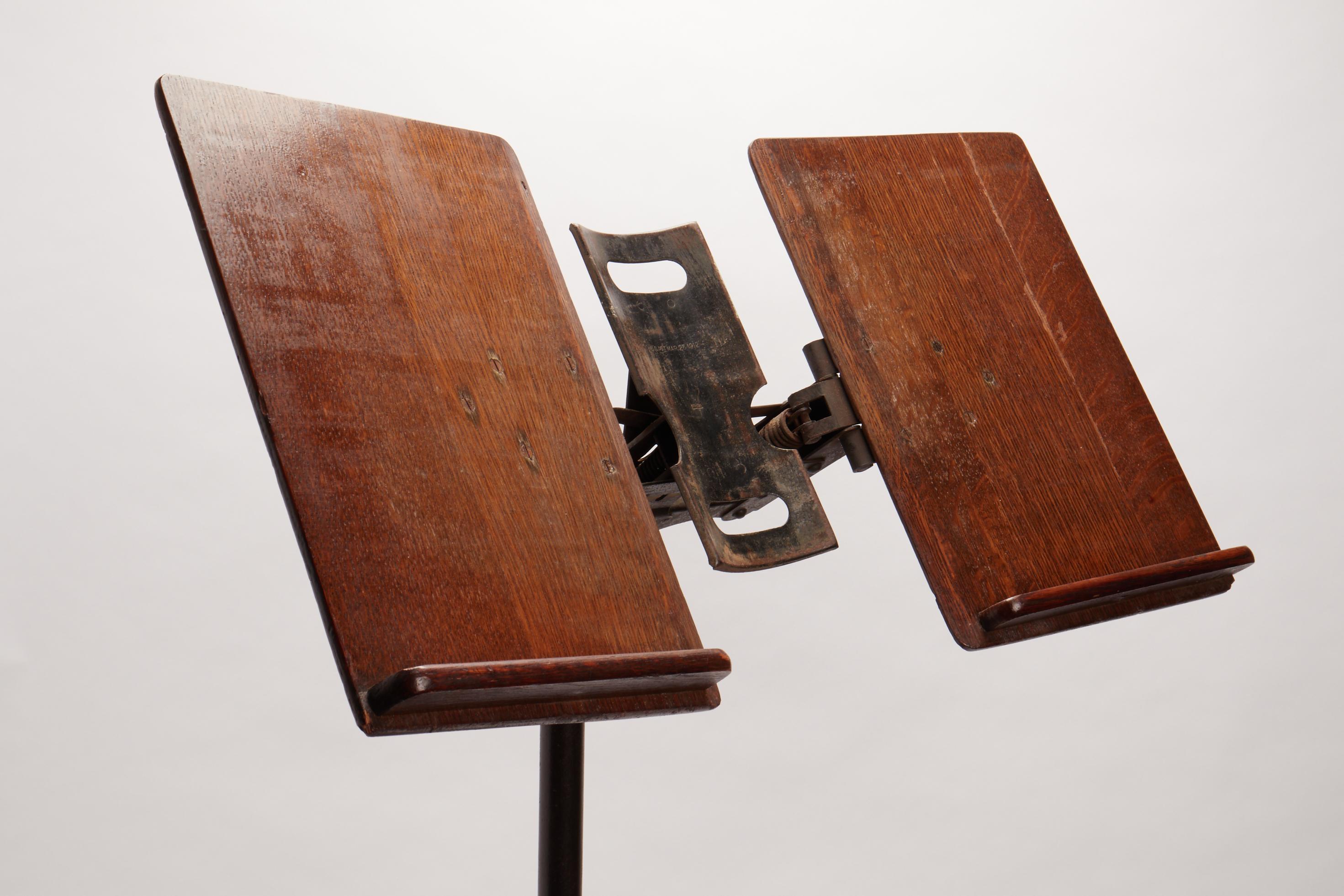 A music score holder made out of oak wood, USA 1912. For Sale 1