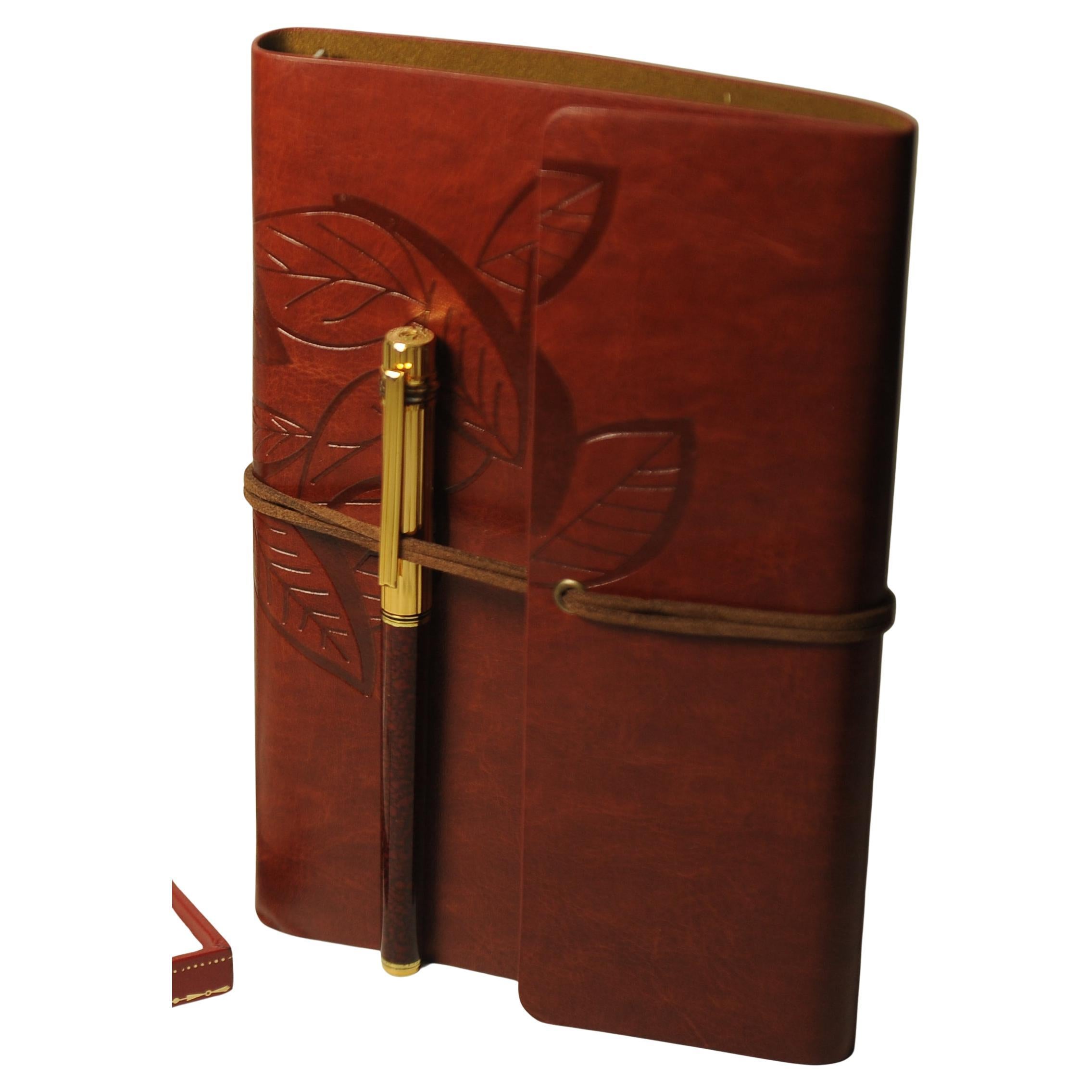 Cartier 18ct Gold Nib Burgundy Lacquer Trinity Rollerball Writing Pen In Good Condition For Sale In Reading, Berkshire