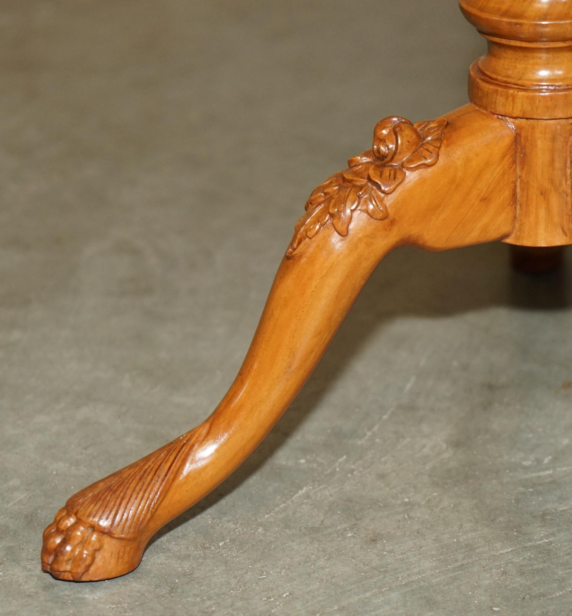See One est une table d'époque en bois de santal et noyer, sculptée à la main, avec un trépied. en vente 3