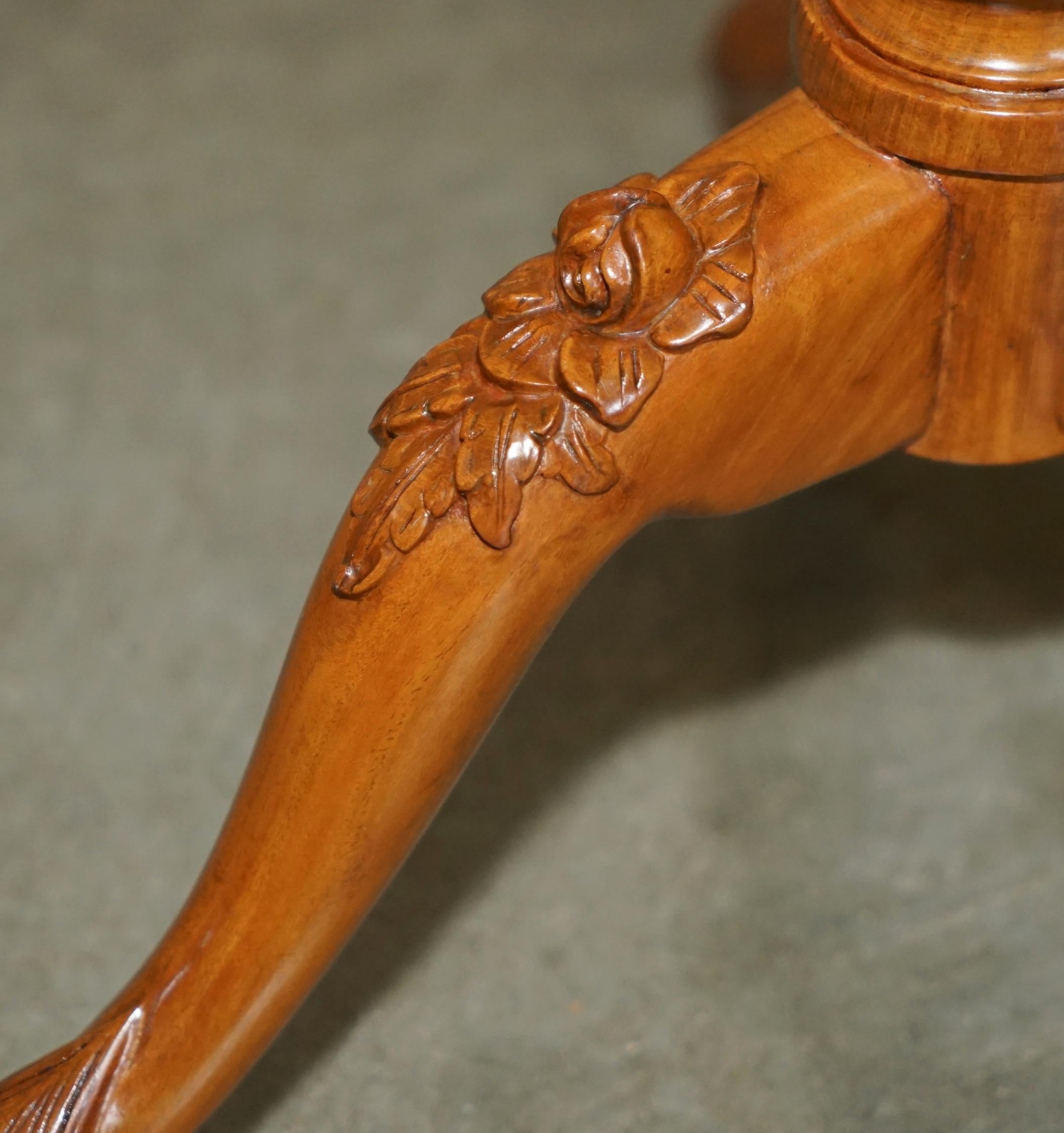 See One est une table d'époque en bois de santal et noyer, sculptée à la main, avec un trépied. en vente 4