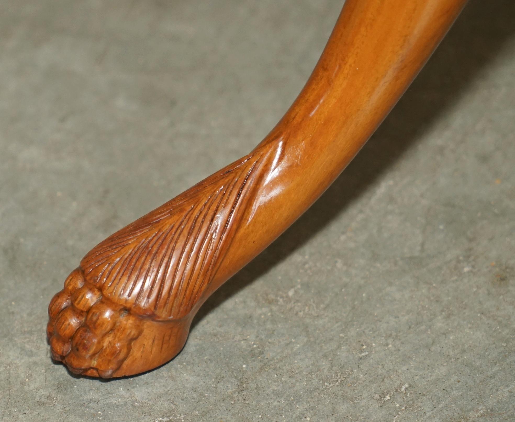See One est une table d'époque en bois de santal et noyer, sculptée à la main, avec un trépied. en vente 5