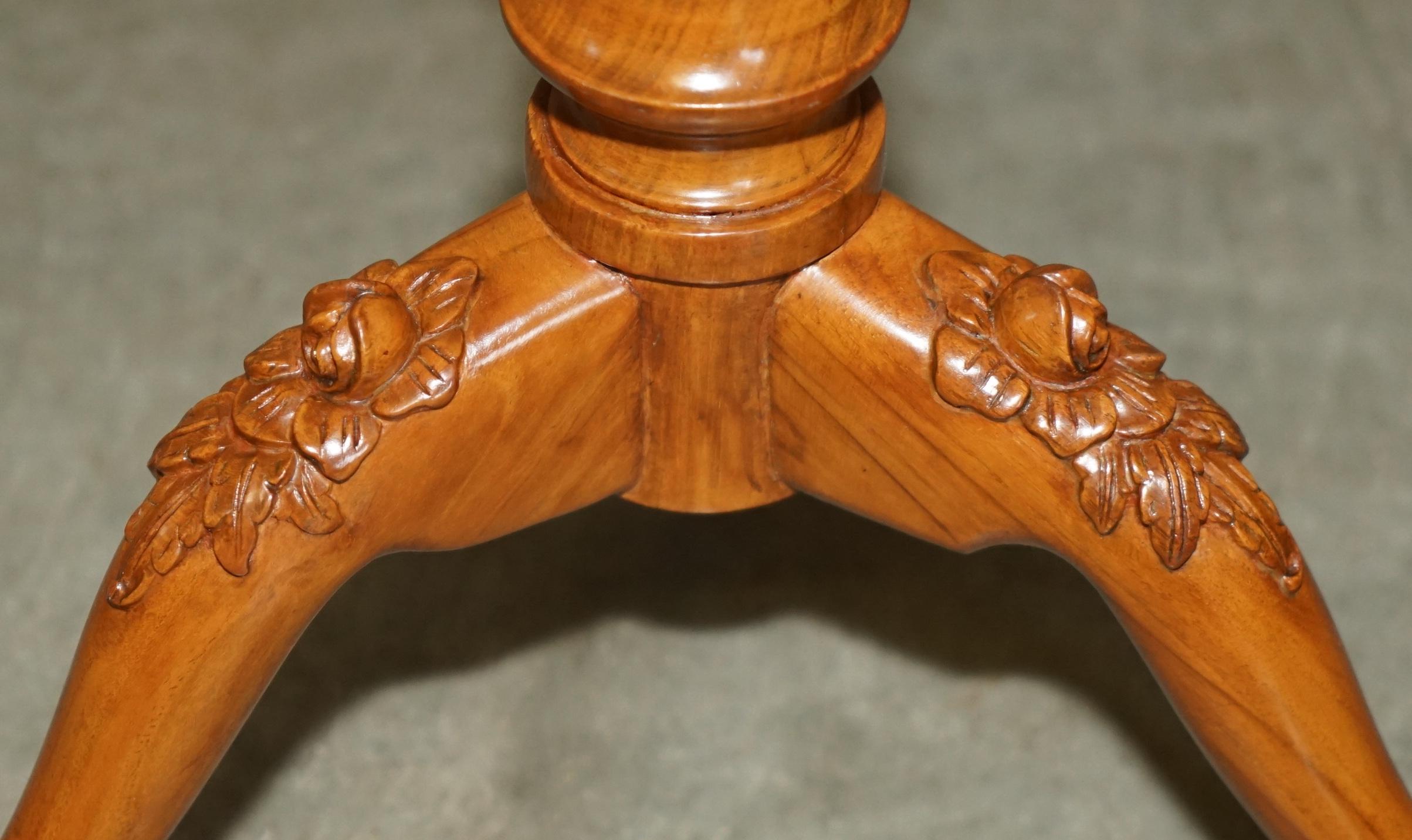 See One est une table d'époque en bois de santal et noyer, sculptée à la main, avec un trépied. en vente 6