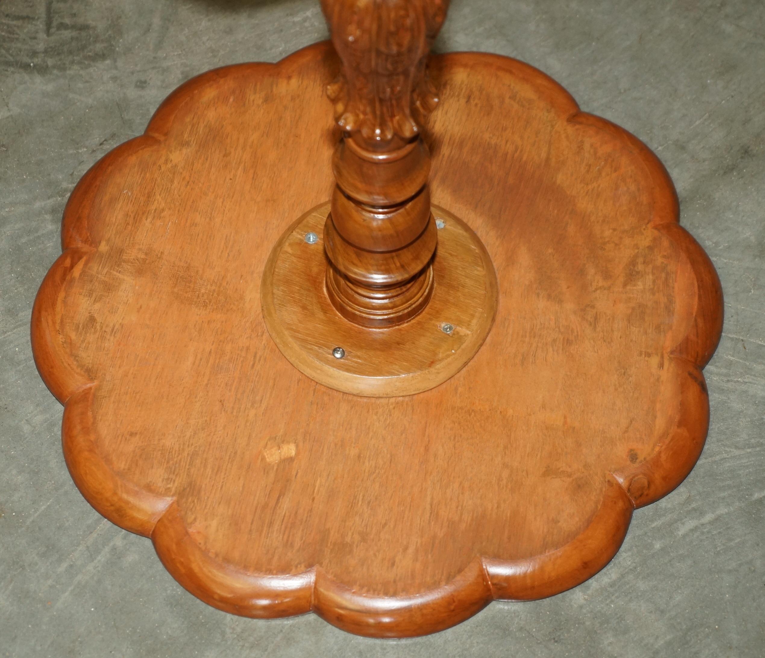 See One est une table d'époque en bois de santal et noyer, sculptée à la main, avec un trépied. en vente 7