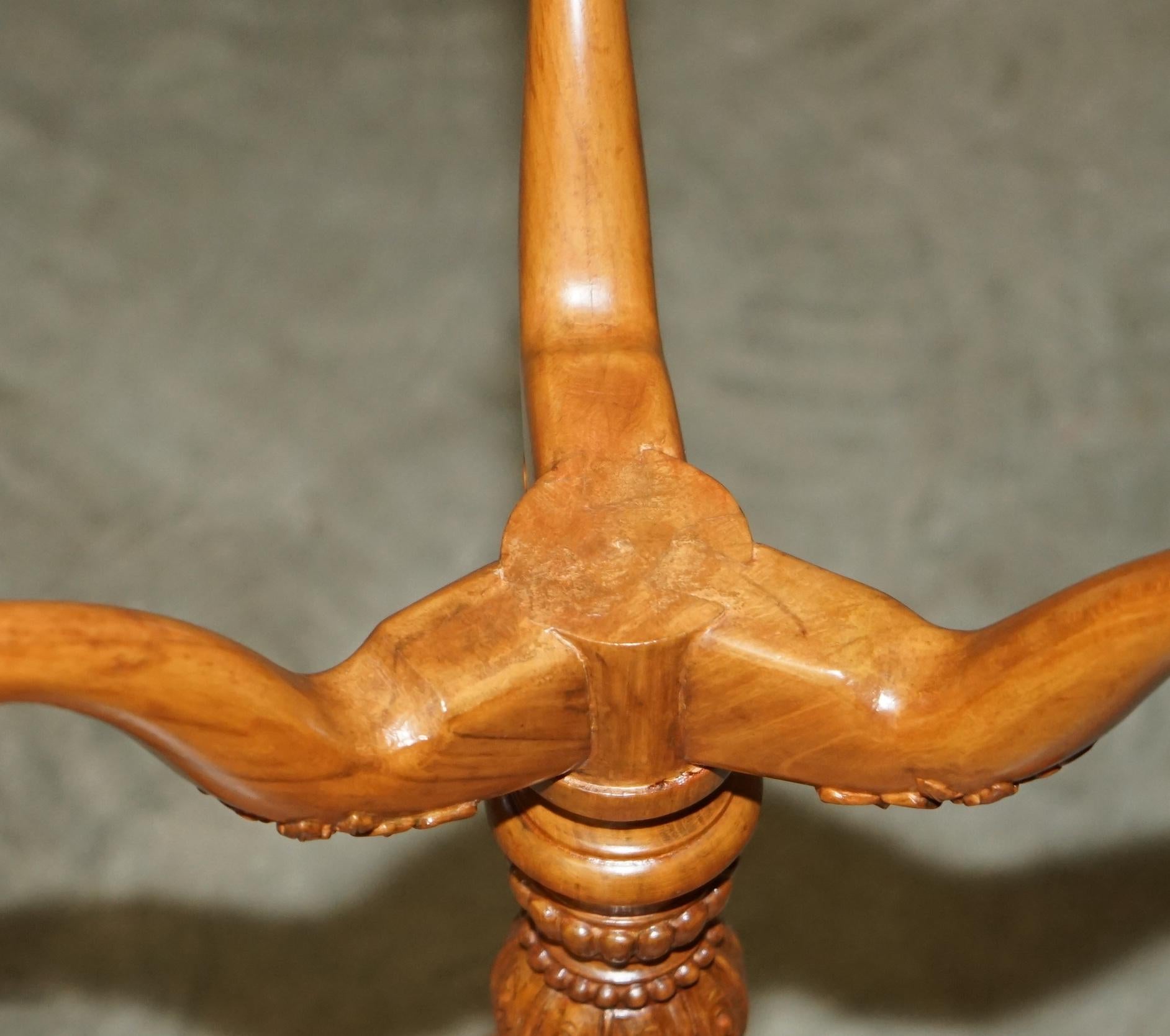 See One est une table d'époque en bois de santal et noyer, sculptée à la main, avec un trépied. en vente 8