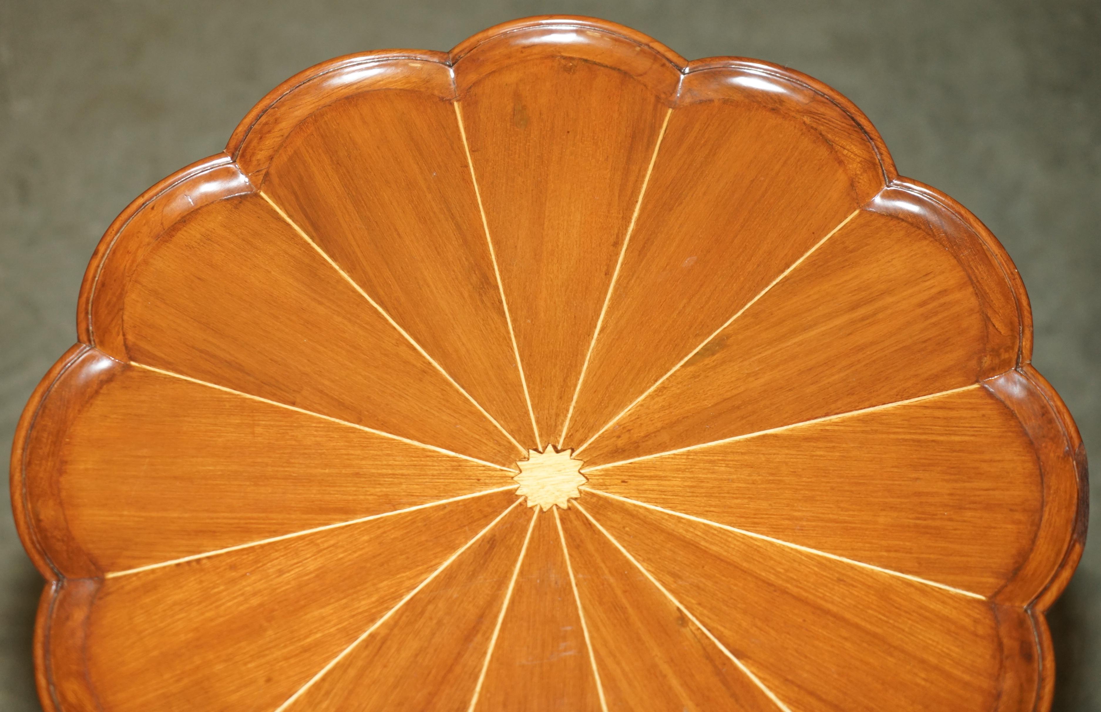 Anglais See One est une table d'époque en bois de santal et noyer, sculptée à la main, avec un trépied. en vente