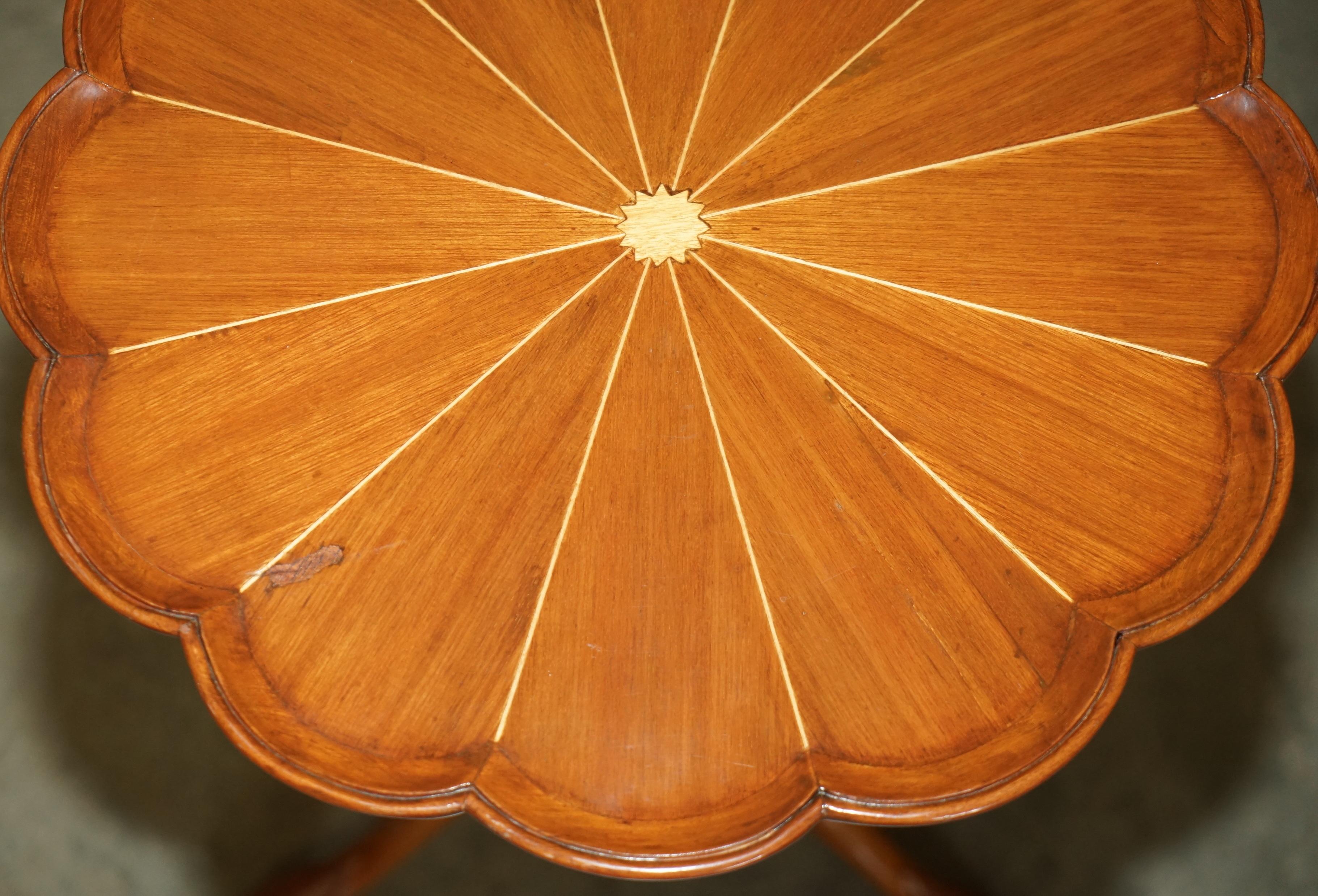 Fait main See One est une table d'époque en bois de santal et noyer, sculptée à la main, avec un trépied. en vente