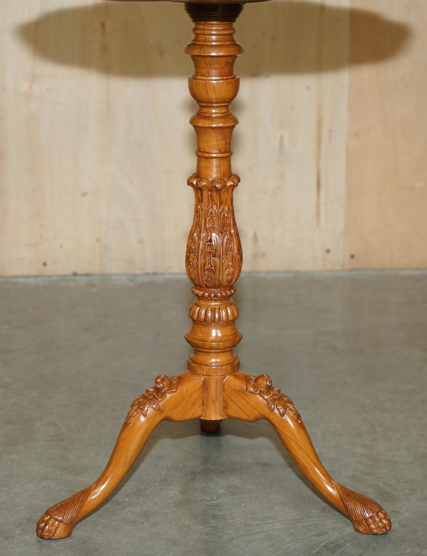 Milieu du XXe siècle See One est une table d'époque en bois de santal et noyer, sculptée à la main, avec un trépied. en vente