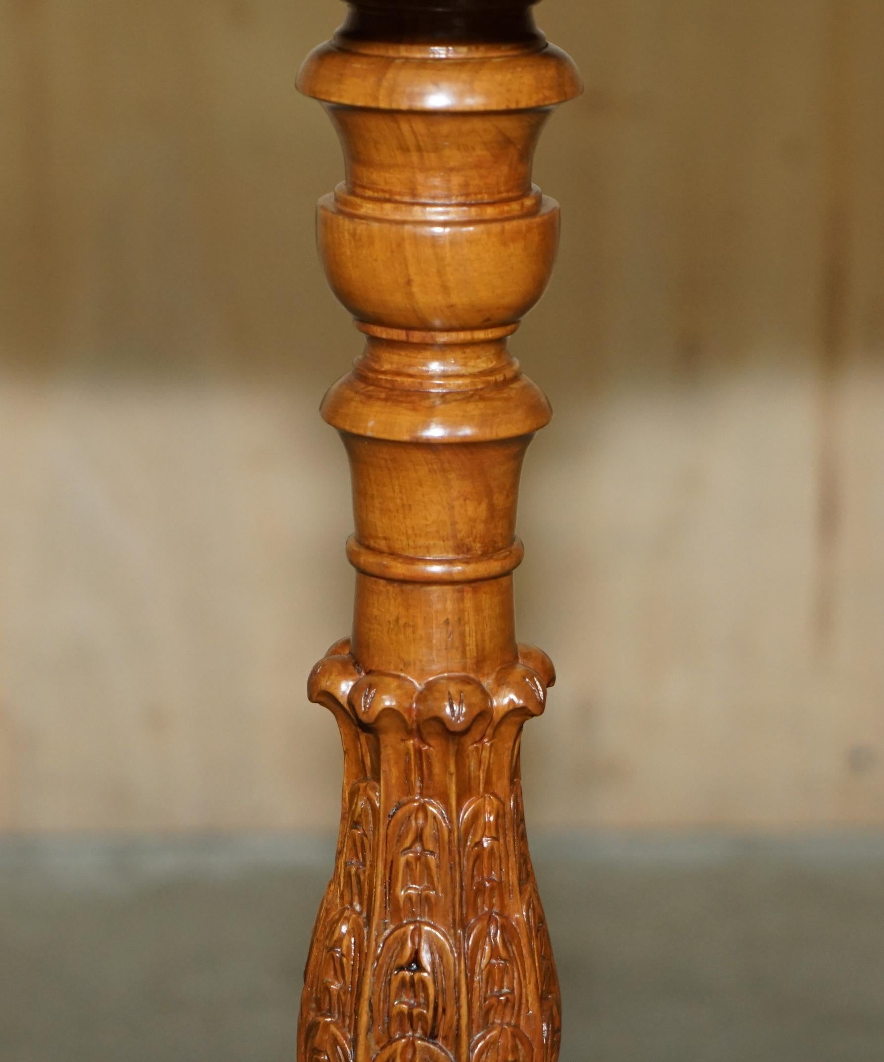 Citronnier See One est une table d'époque en bois de santal et noyer, sculptée à la main, avec un trépied. en vente