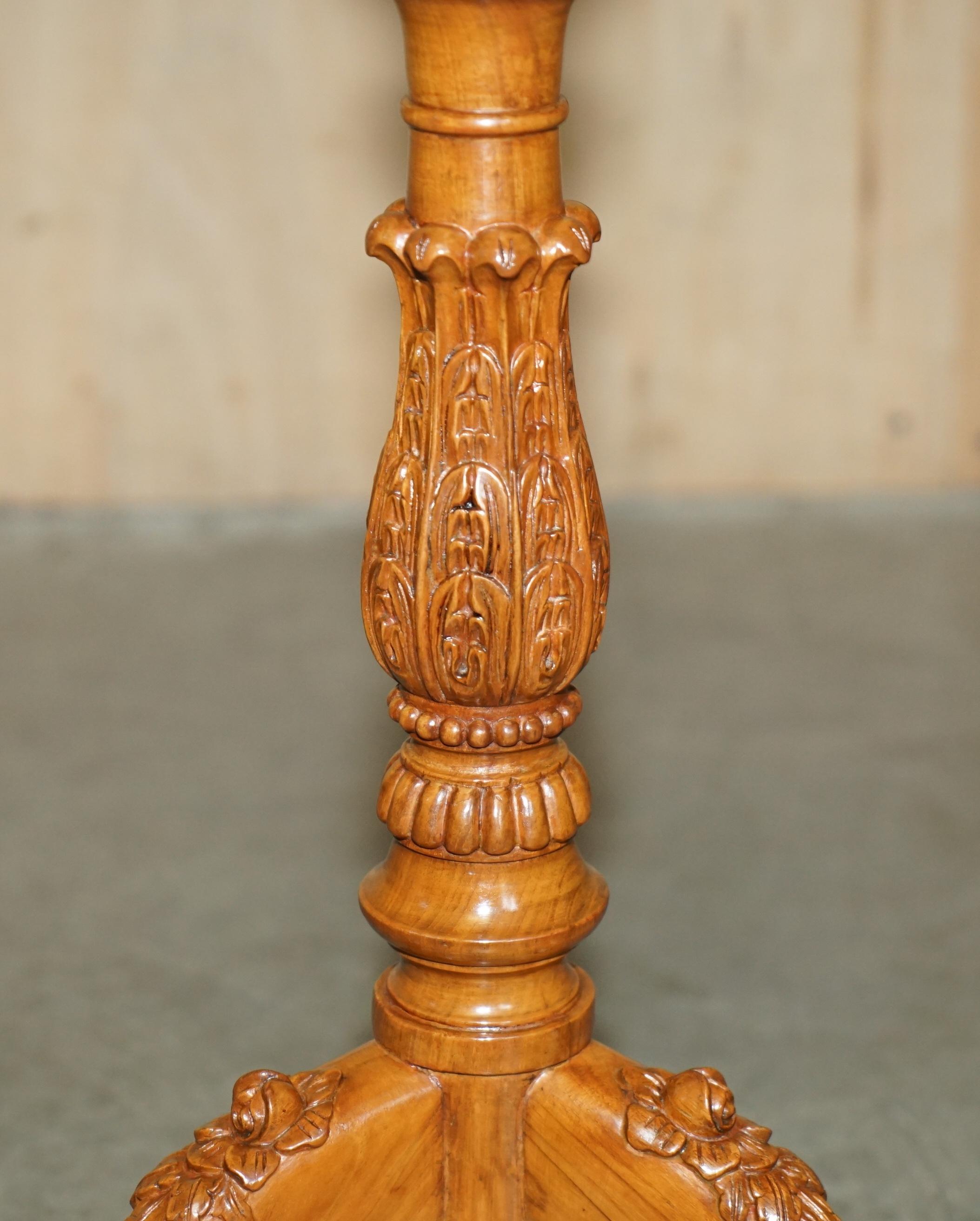 See One est une table d'époque en bois de santal et noyer, sculptée à la main, avec un trépied. en vente 1