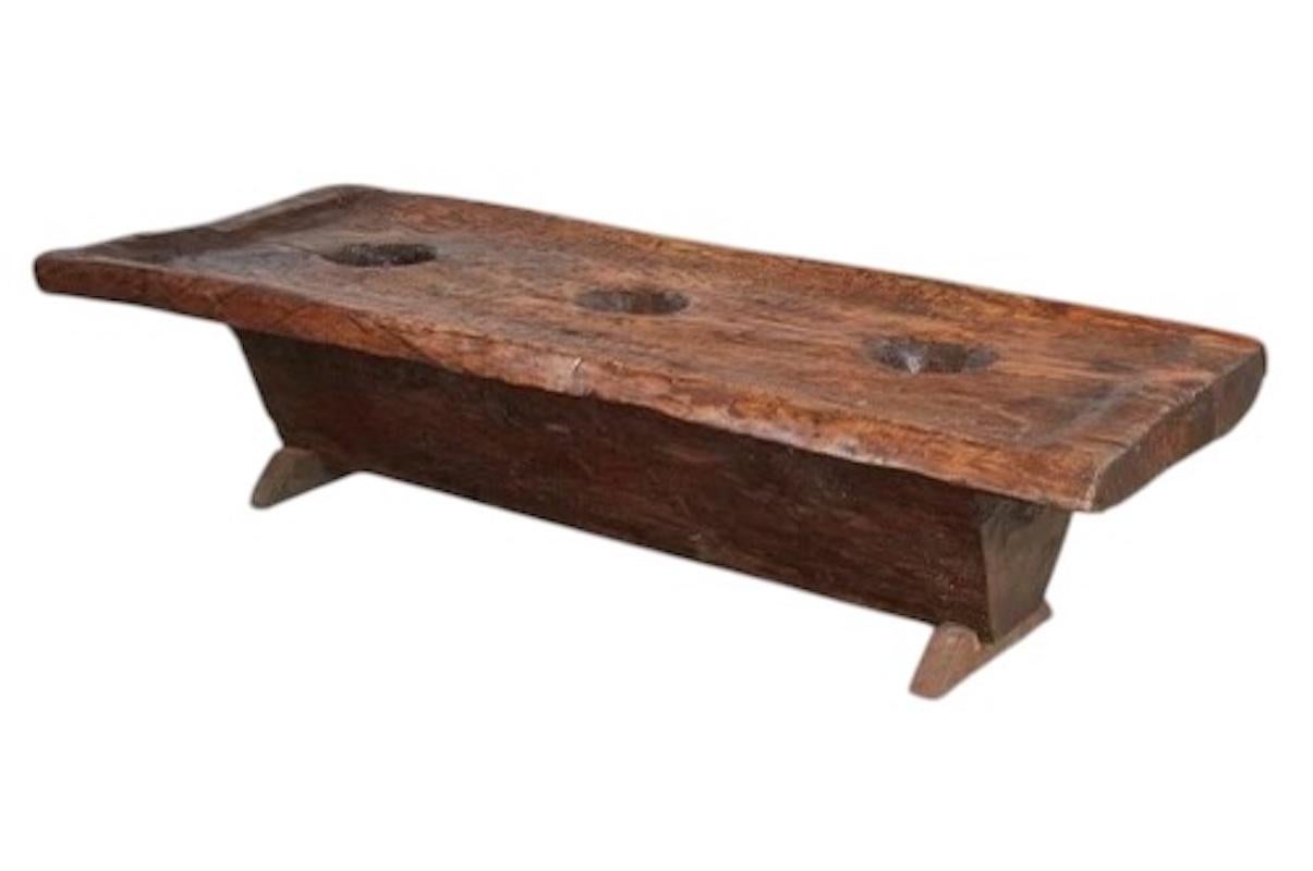 La table de broyage en bois dur avec pilon de Naga est une pièce étonnante qui donne vie à l'art du broyage traditionnel. Sa beauté et son utilité sont intemporelles. Fabriqués en bois dur Naga, connu pour la richesse de son grain et sa résistance,