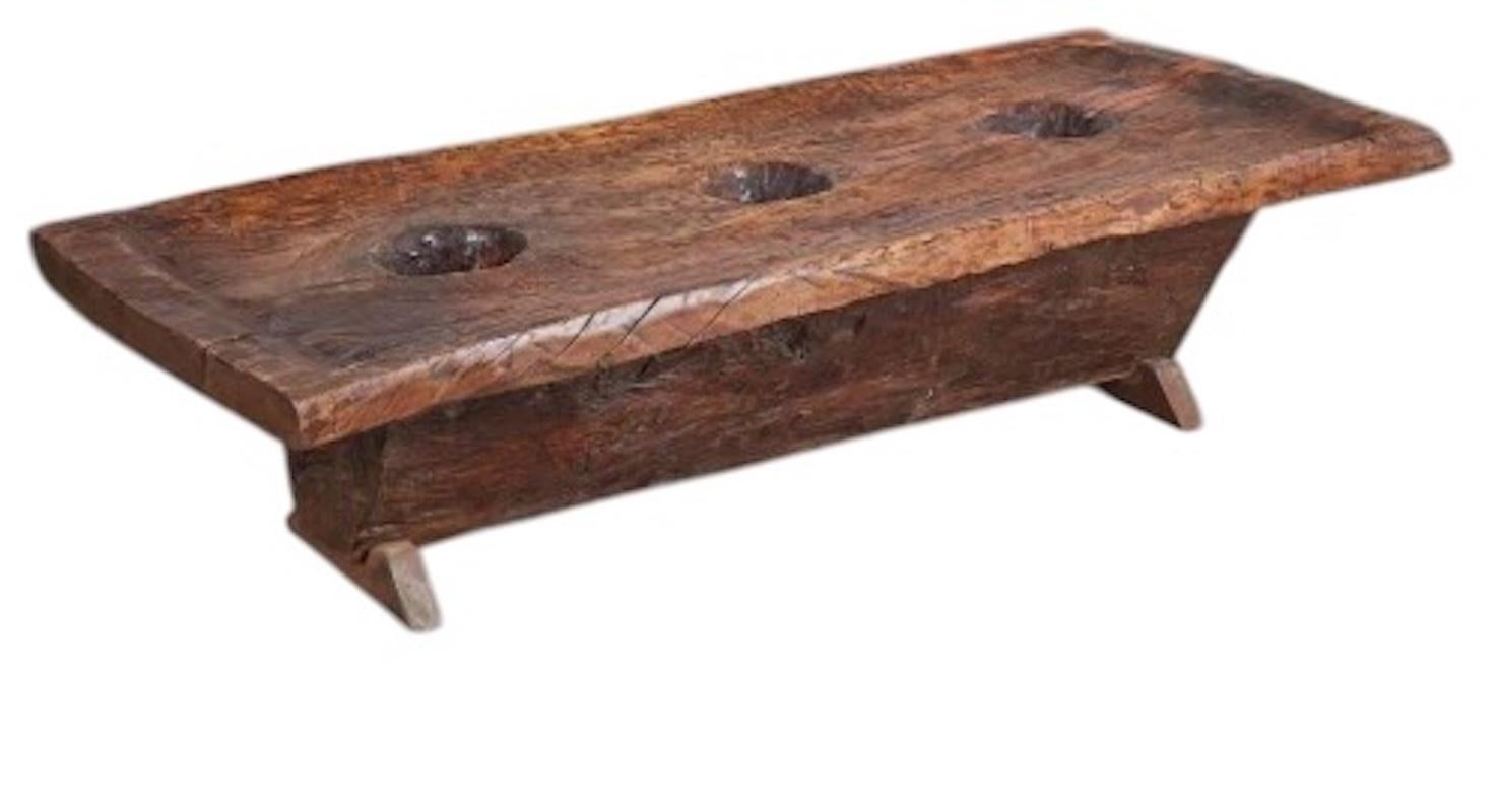 Indien Table de broyage en bois dur Naga avec pilon en vente