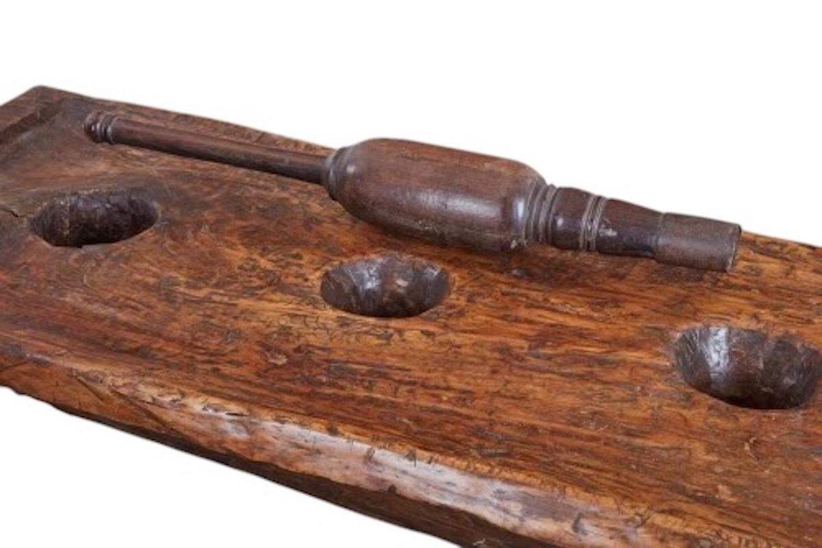Table de broyage en bois dur Naga avec pilon Excellent état - En vente à Pasadena, CA
