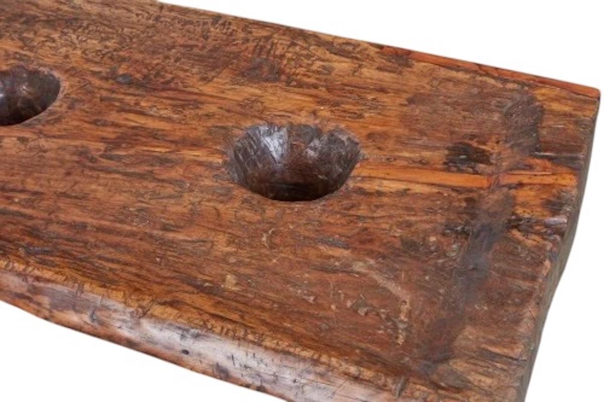 XIXe siècle Table de broyage en bois dur Naga avec pilon en vente